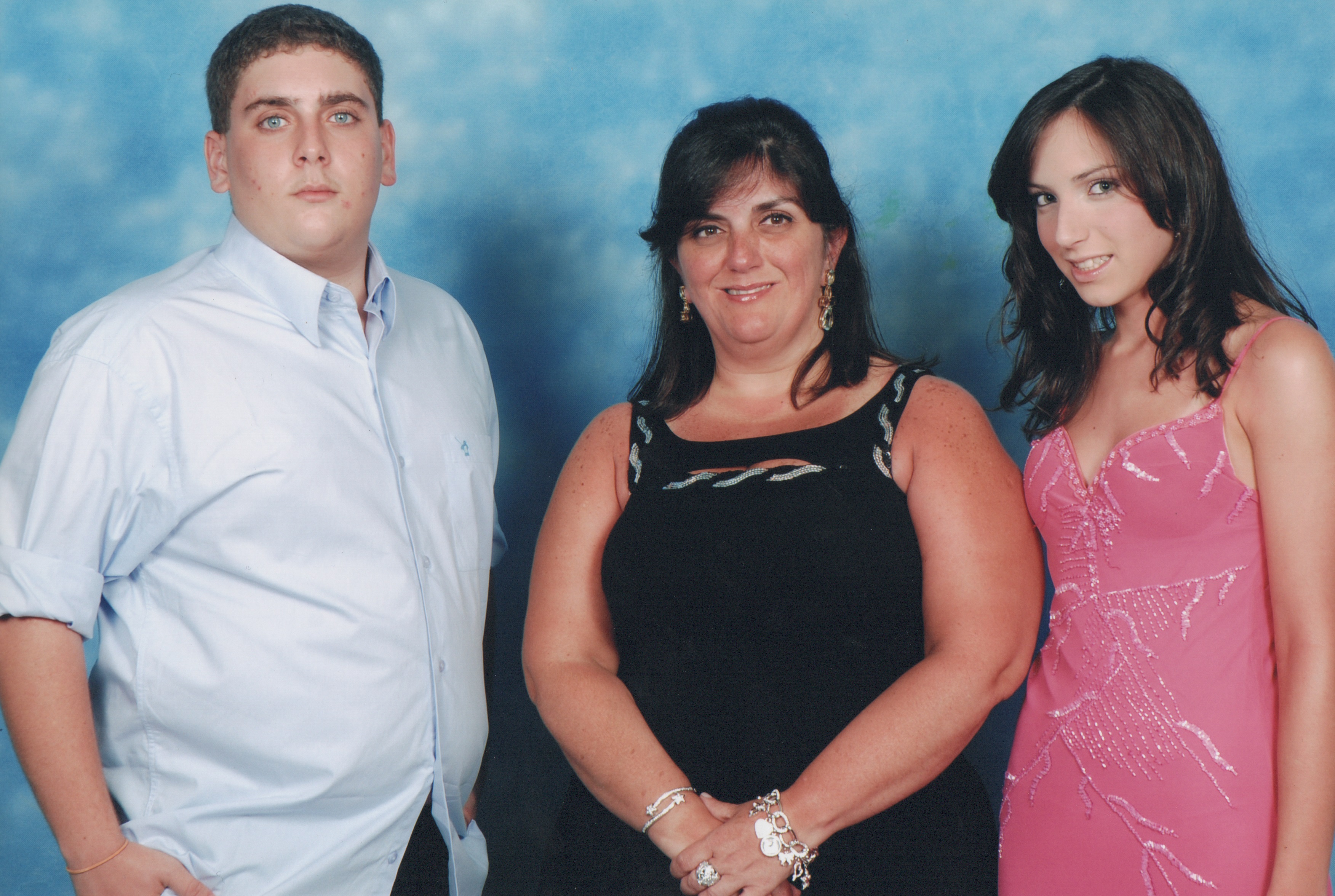 Foto tirada no navio, Rio de Janeiro, Bahia e São Paulo. Cruzeiro em um navio italiano. 
Na foto: Rodrigo Leddomado Masironi (filho), Rosana Leddomado, Fabiana Leddomado Carneiro de Mendonça (sobrinha).