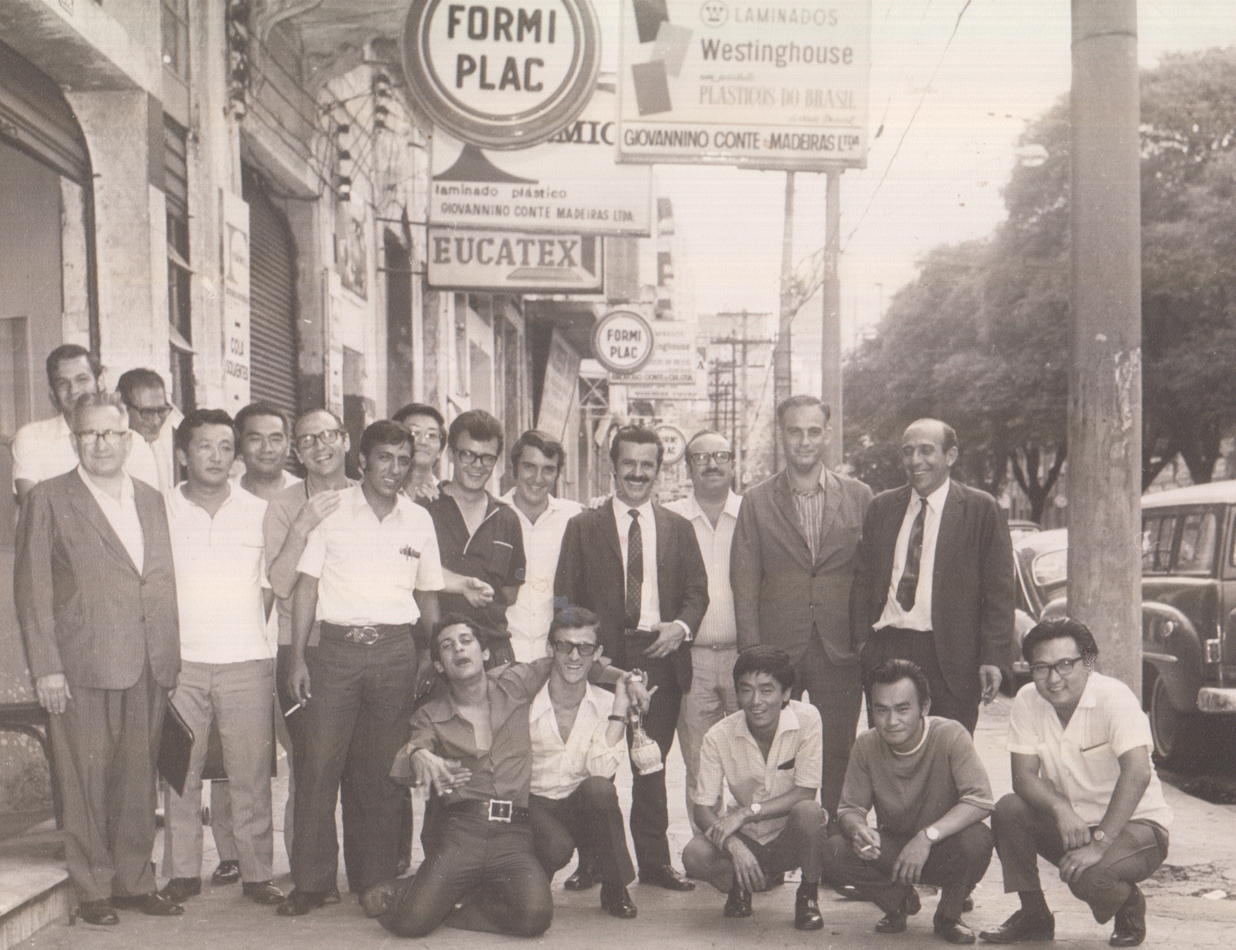 Almoço de fim de ano entre amigos que trabalhavam juntos no Brás. Foto tirada na Rua do Gasômetro.
Da esquerda para direita: Ernesto____, Fuji _____,Carlos Carneiro da Fonseca, Eduardo Ada, Edson Gonçalves da Silva, Nicolino Di Veneri, Victor Mastrorosa, Agenor Alves de Araújo.