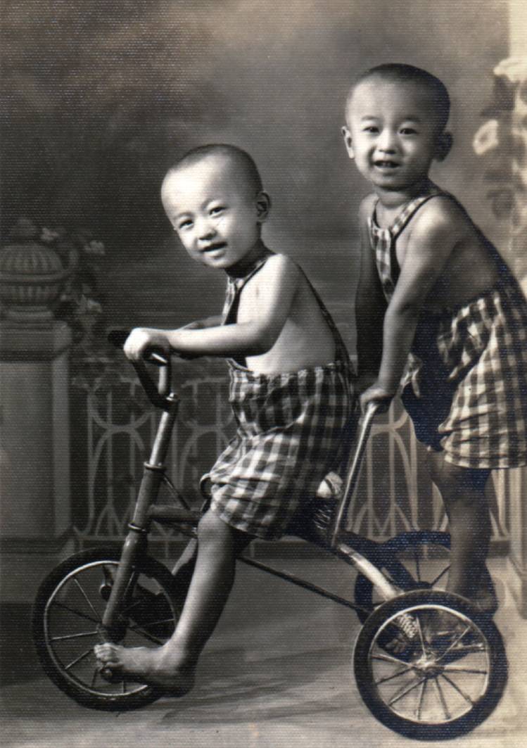 Imagem duplicada de Tai na bicicleta. Montagem feita pelo seu pai, que era fotógrafo. O fundo foi pintado por seu pai também.
Seu pai era multiartista: pintor, músico, arquiteto, etc.