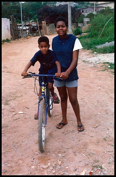 Karina ensina o irmão Edilson a andar de bicicleta. Esta foi a primeira bicicleta dos irmãos.