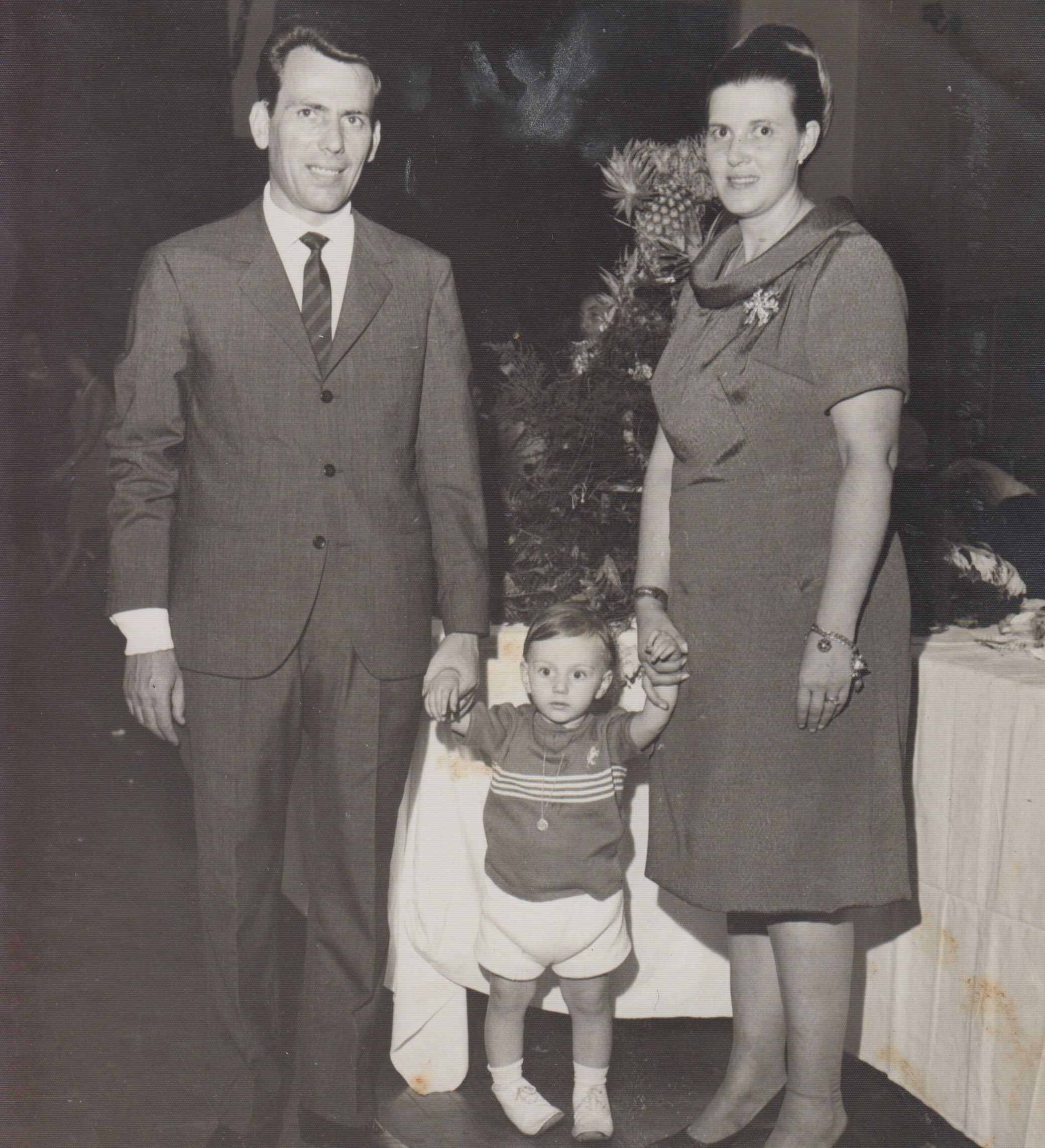 Numa festa familiar. Luiz tinha 2 anos. Na foto, Guglielmi Galluzi, Luiz, Ermínia Labate.