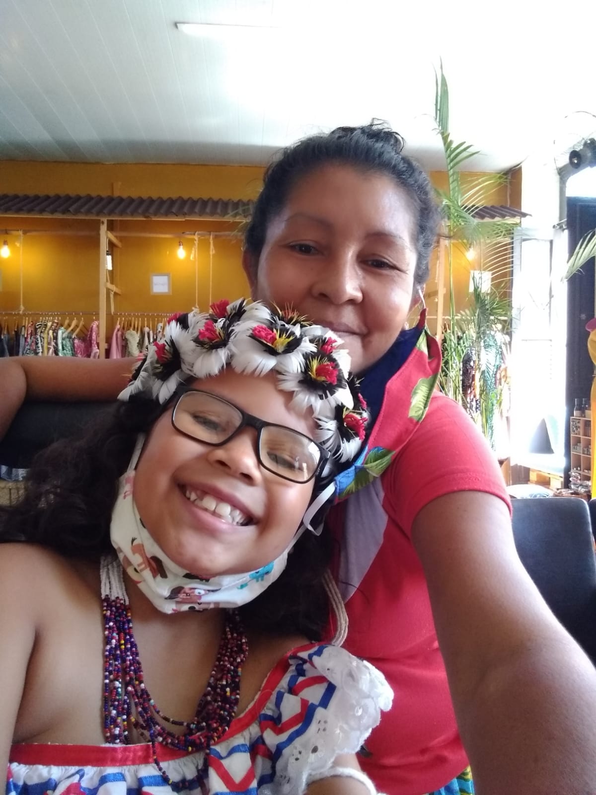 Esta é a verdadeira Anaty, neta de Luakam, sua inspiração para a criação das Bonecas Anaty. No momento da foto estavam se preparando para dançar carimbó, uma dança típica do Pará. Todo mês a tribo se encontra no Rio de Janeiro para mostrar a cultura paraense para as pessoas de fora. Luakam tem uma relação muito forte com a neta. É um amor infinito. Anaty é uma menina carismática, inteligente, educada, e a cada dia que passa Luakam a admira mais.
