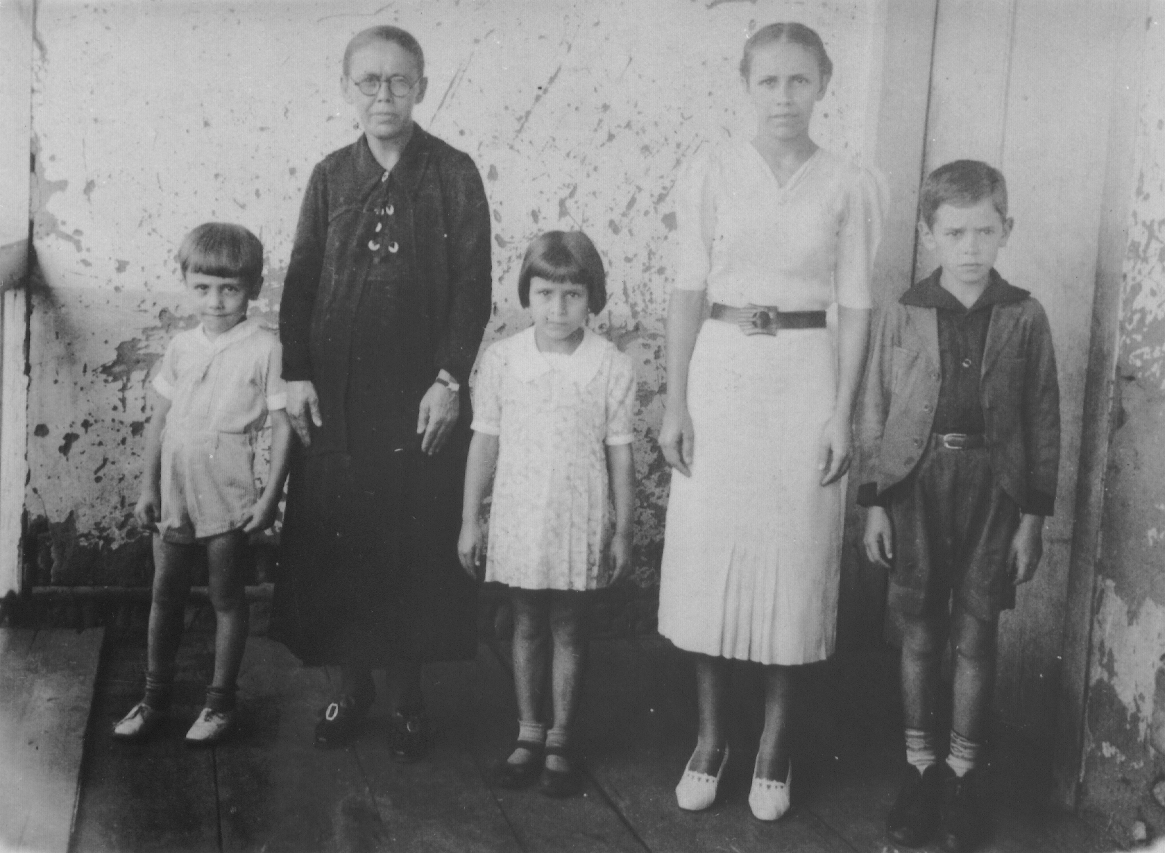 Grupo de mulheres e crianças.