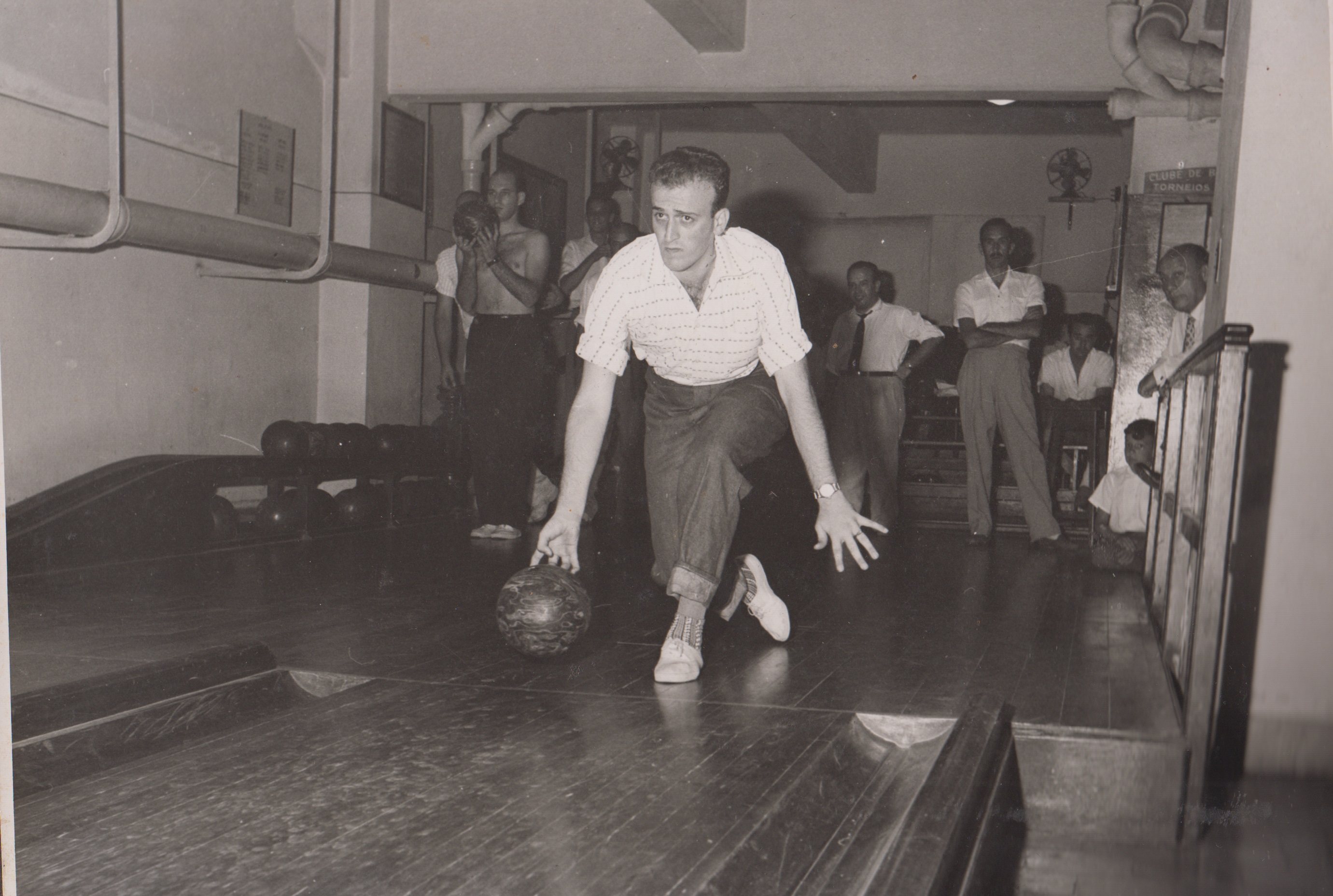Tio jogando boliche. Morreu aos 27 anos, no dia de São Vito (15/06/1964). No grêmio recreativo na Rua da Cantareira, no Brás.