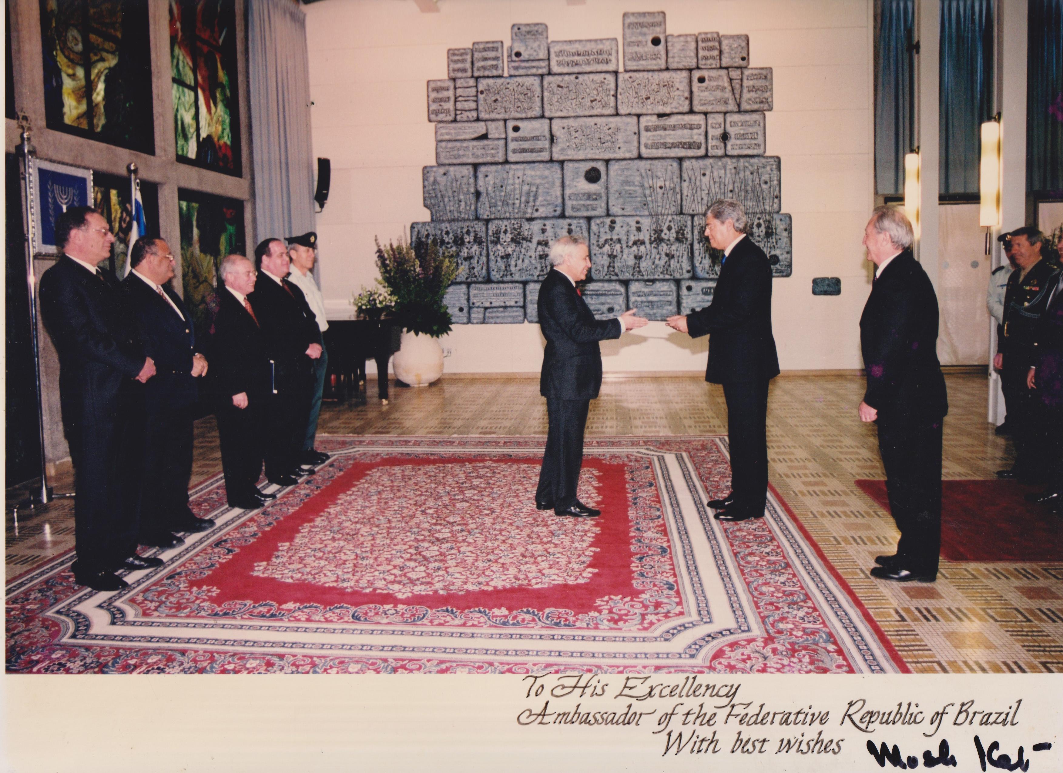 O embaixador brasileiro Sergio Eduardo Moreira Lima entrega as suas credenciais ao então presidente de Israel, Moshe Katsav.