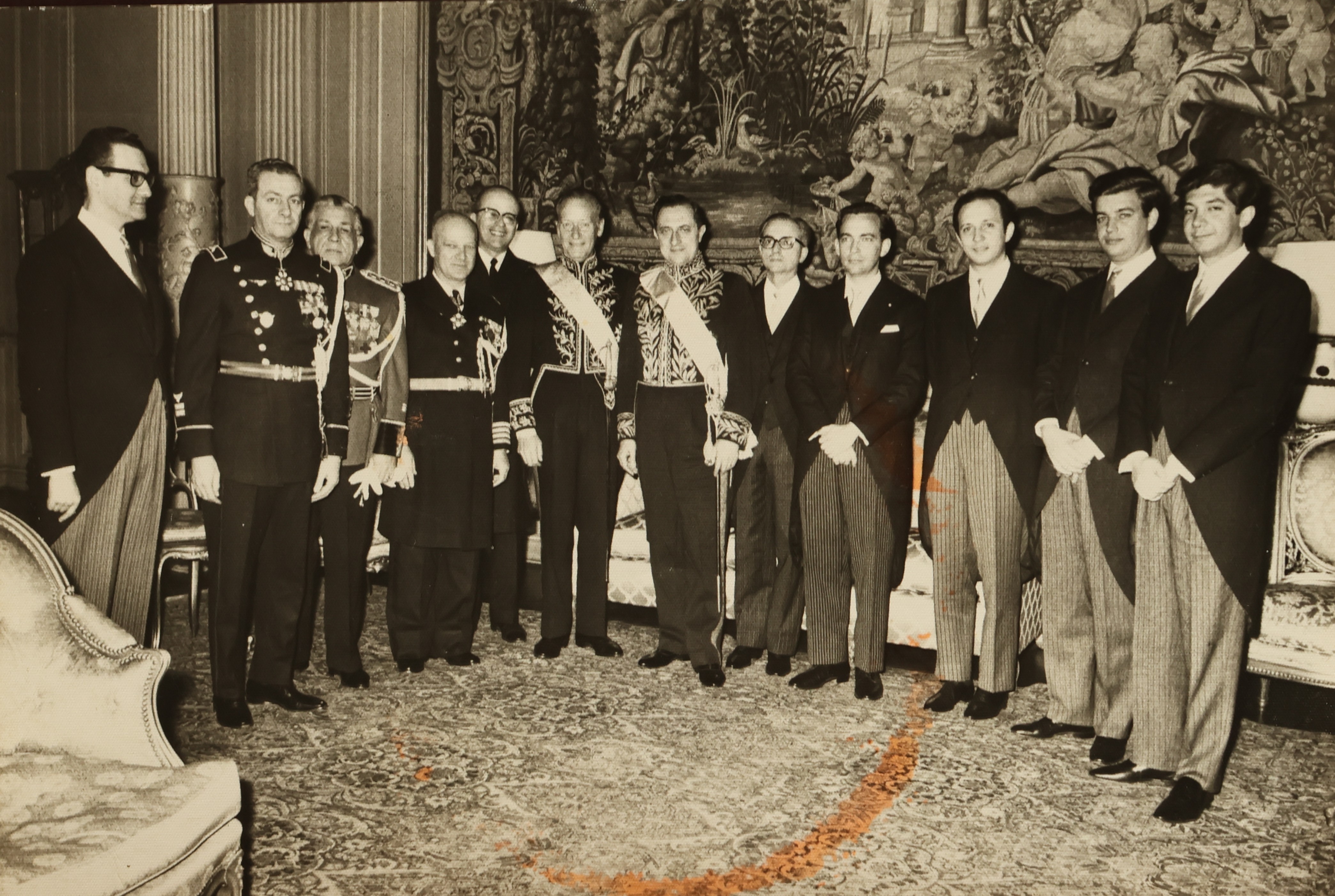 O então secretário Rubens Ricupero (terceiro da direita para a esquerda) posa para foto junto com outros funcionários e autoridades que serviam na embaixada brasileira em Buenos Aires, por ocasião da cerimônia de entrega de credenciais do embaixador recém-chegado Manuel Pio Corrêa (no centro da foto).