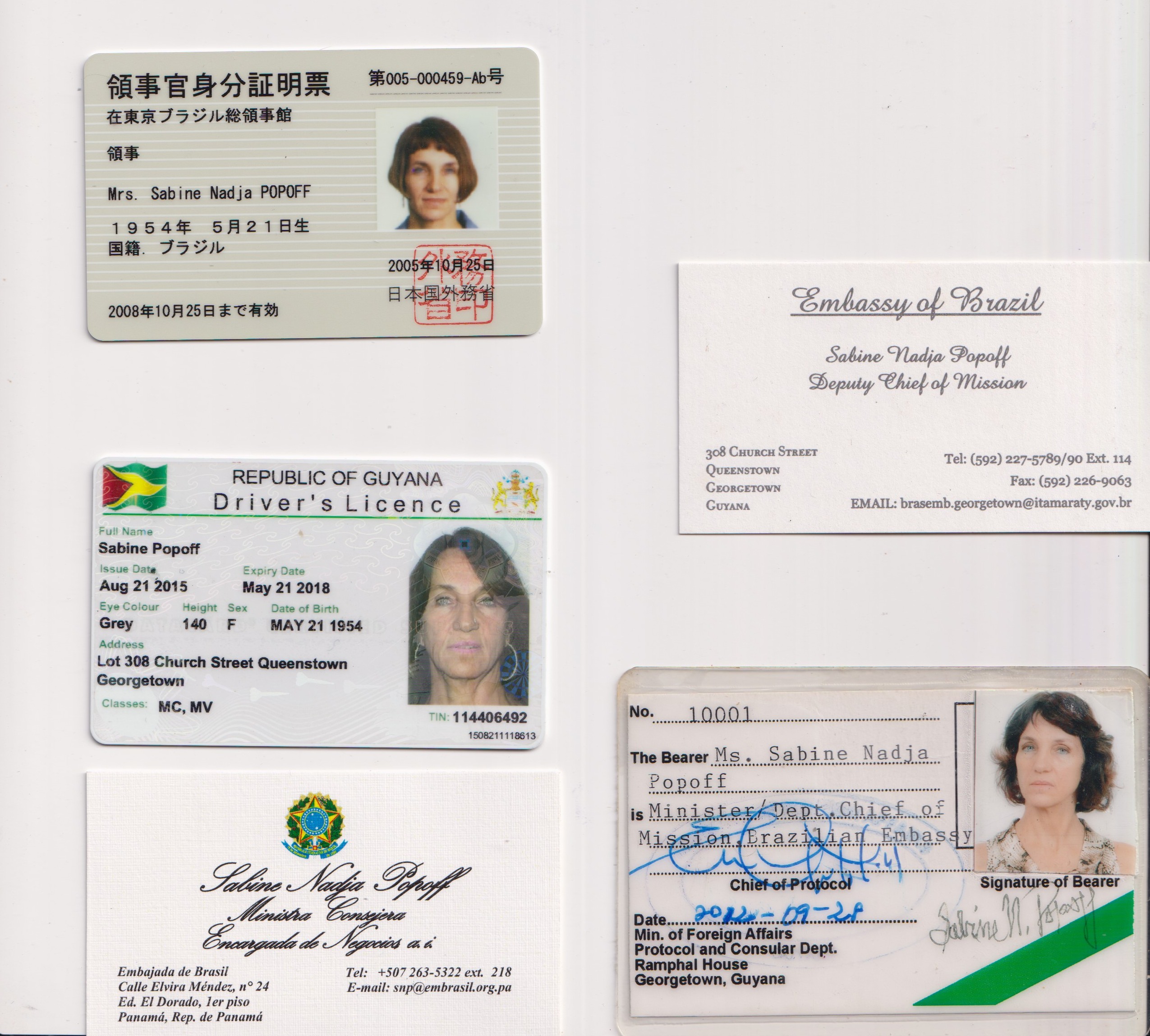 Carteiras de identificação e cartões de visita da diplomata Sabine Popoff usados em diferentes postos onde ela serviu: Cidade do Panamá, Georgetown e Tóquio.