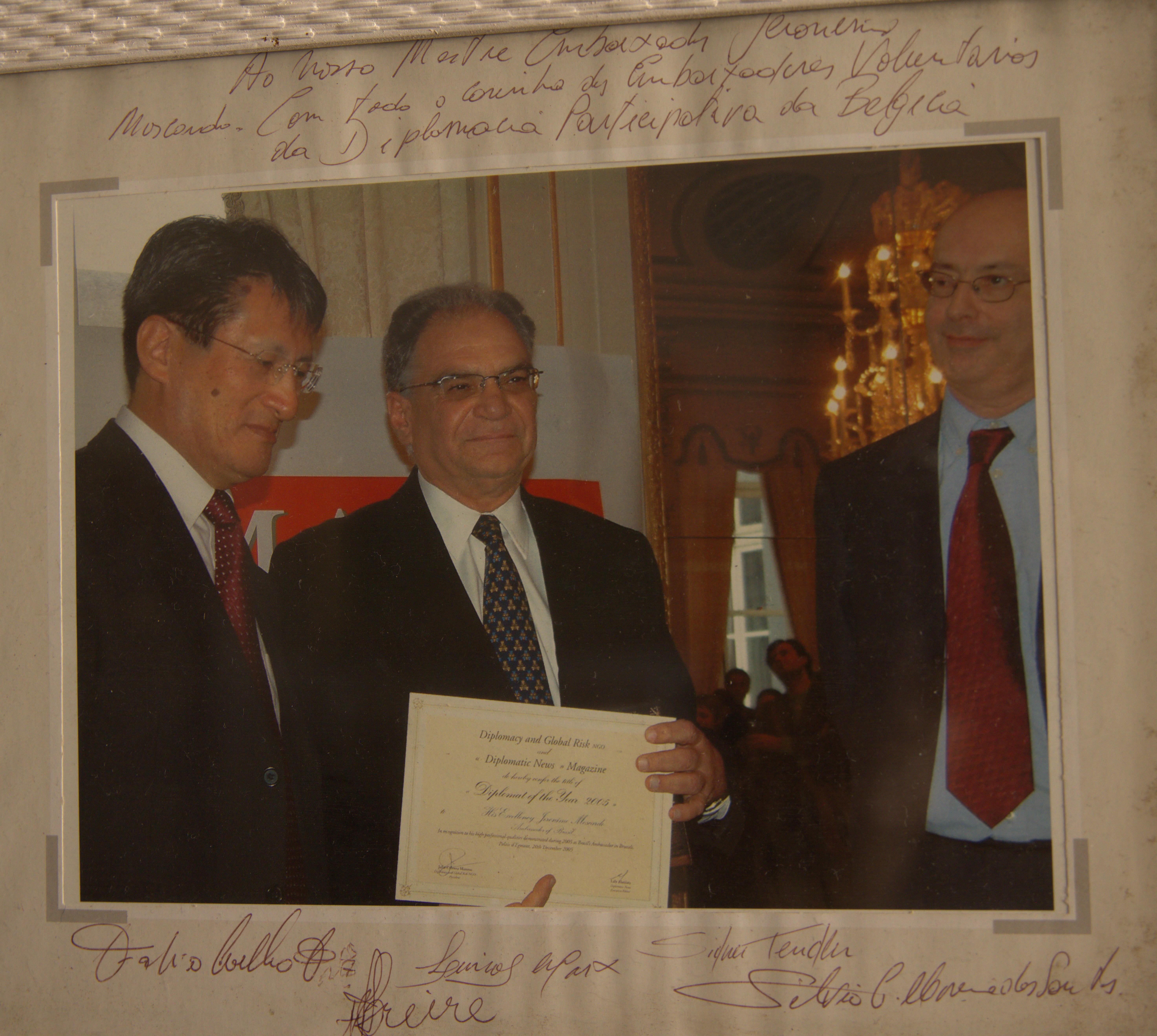 Foto que registra o momento em que Jeronimo Moscardo recebe uma homenagem de 