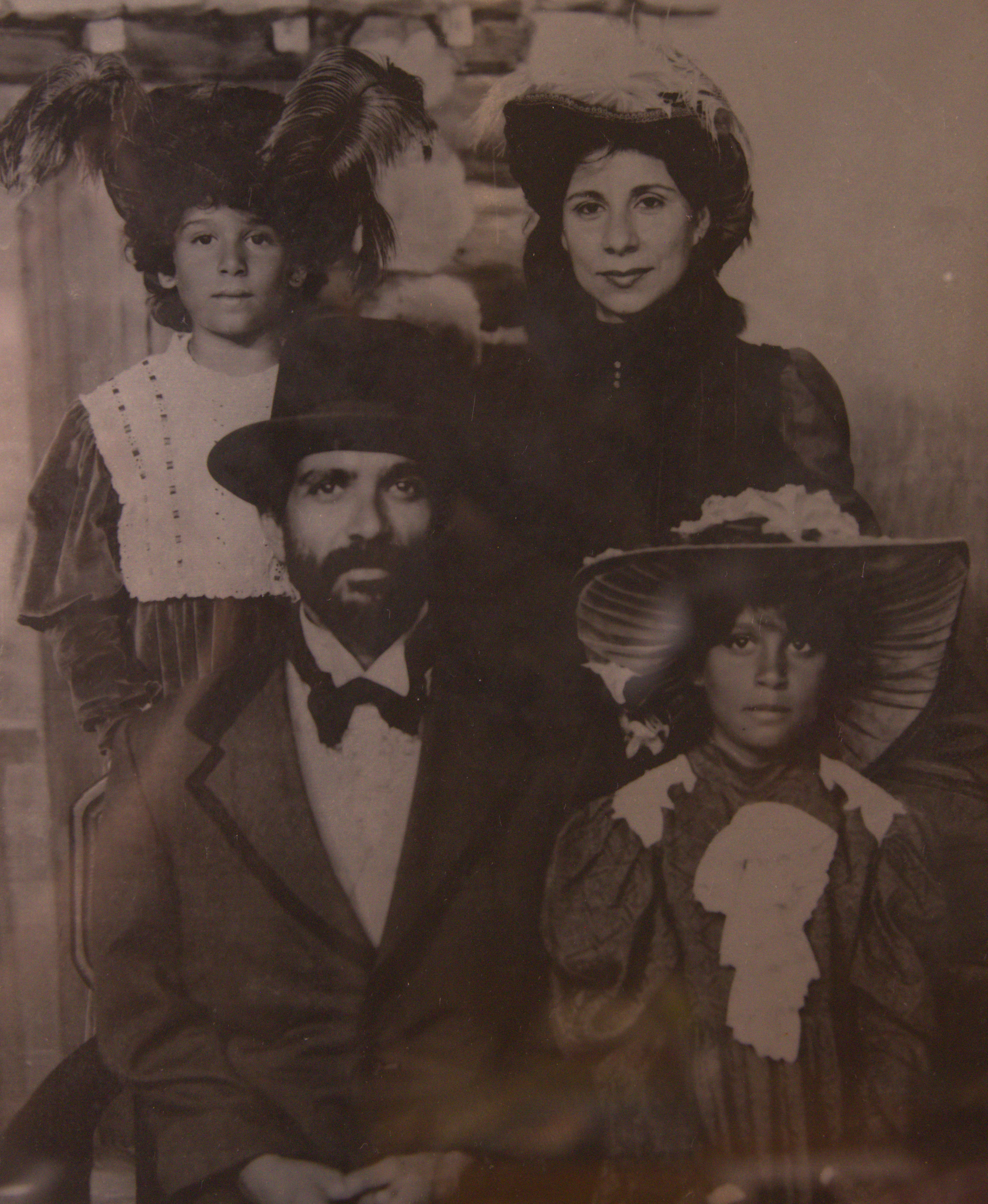 José Alfredo Graça Lima, sua esposa Marisa e as filhas Mariana e Marcela posam para retrato feito em daguerreótipo. A foto foi feita durante o período em que Graça Lima esteve em missão em Washington e a família veste uma indumentária característica, própria da composição de retratos de família.