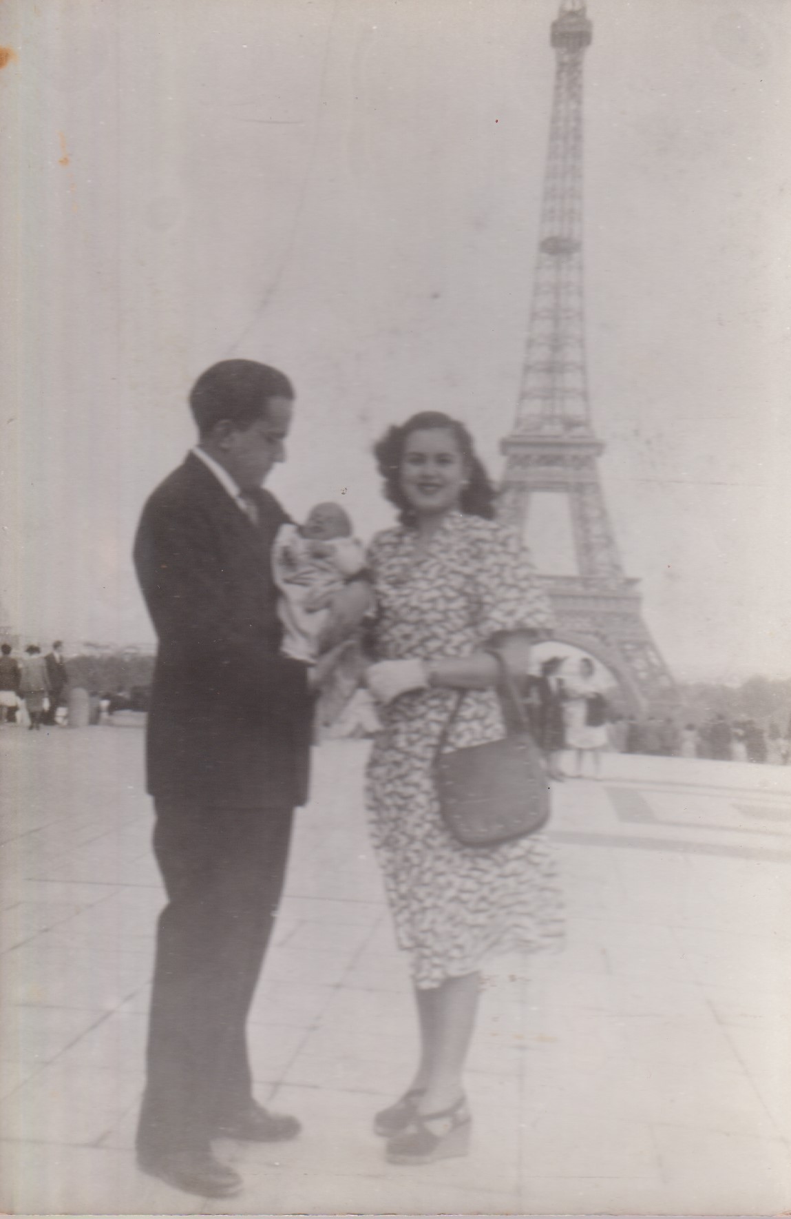 O casal Jorge d'Escragnolle Taunay e Mary Elizabeth Penna posa para foto com o filho recém nascido, Raul de Taunay. O pai de Raul também foi diplomata e estava servindo em Paris quando do nascimento do filho. Ao fundo, é possível ver a imagem da Torre Eiffel.
