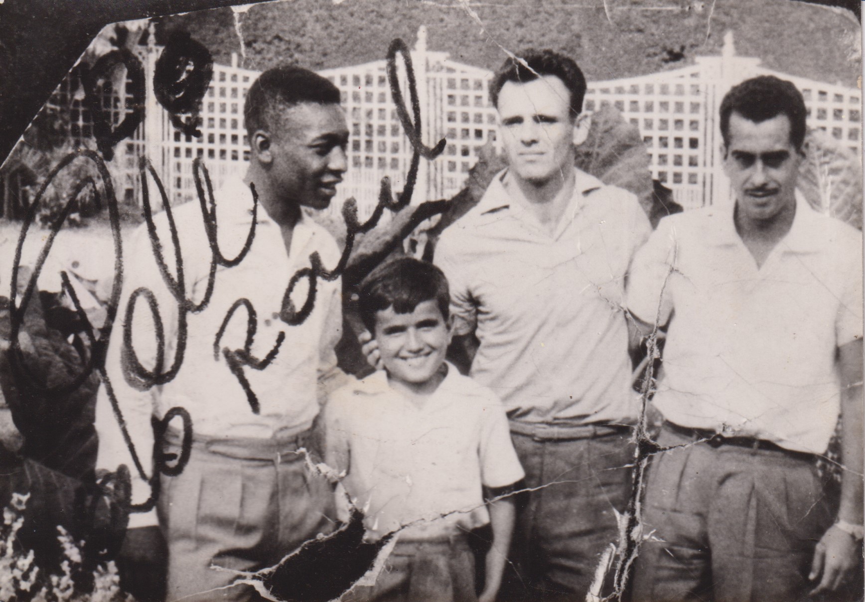 Aos 9 anos de idade, Raul de Taunay posa para foto com os jogadores Pelé, Pepe e Zito, ídolos do Santos Futebol Clube, durante uma excursão do time pela cidade de Lima, no Peru.