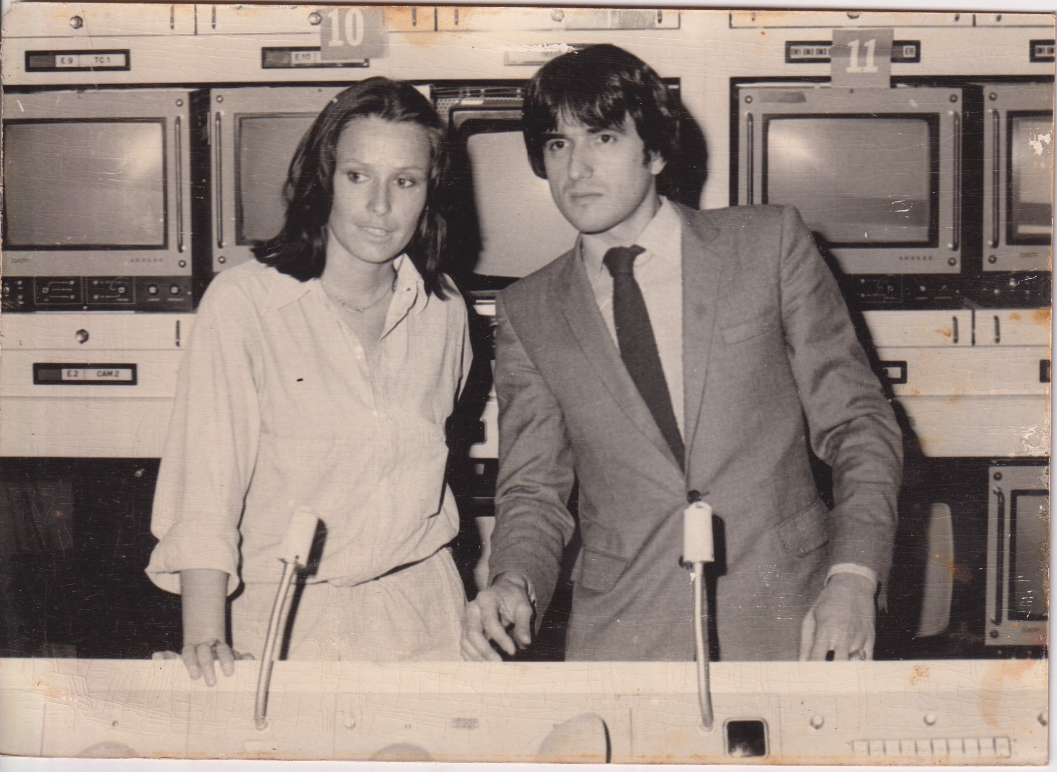 Raul de Taunay, à época trabalhando na Embaixada brasileira em Paris, acompanha os bastidores de programa televisivo sobre o Brasil, produzido e transmitido pelo canal TF1.