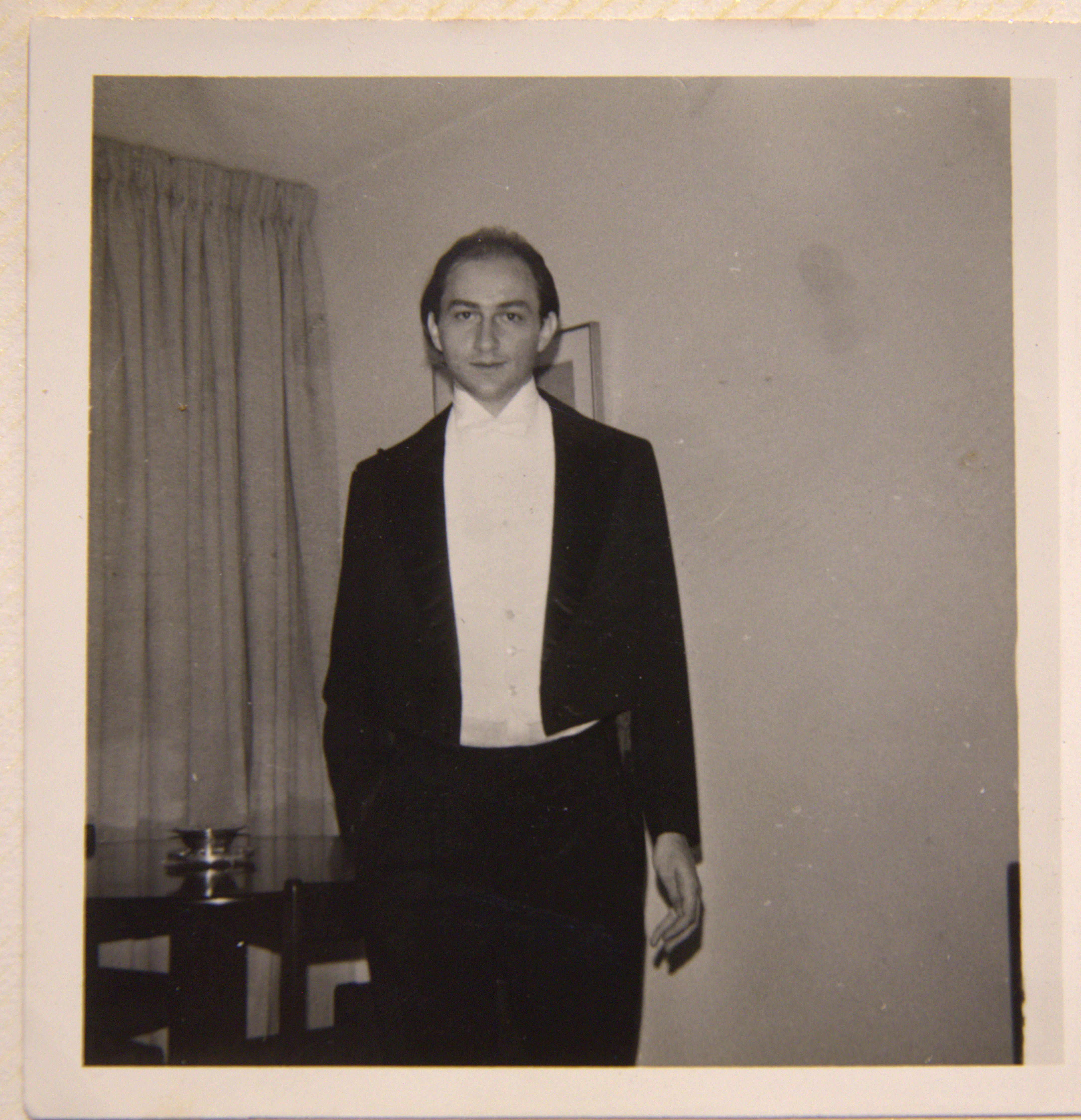 O jovem Gelson Fonseca Júnior posa para foto vestindo traje social.