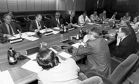 Na foto: Sindicalistas latino-americanos, Magri é o quinto na mesa, membros do FMI e o presidente do FMI Michel Condessus. Discussão da dívida externa dos países latino-americanos com sindicalistas de vários países. Magri e Joaquinzão foram representando o Brasil. Foi feito um documento pedindo maior participação dos sindicalistas nas discussão os empréstimos do FMI. Magri era diretor de Relações Internacionais da CGT na ocasião.