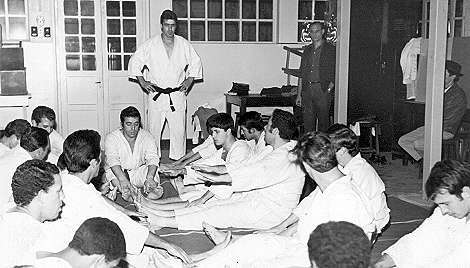 Academia de Judô e Halterofilismo nas oficinas do Cambuci da Eletropaulo. Magri, campeão Paulista de judô,  foi o idealizador e professor da academia. O horário das aulas era das cinco às sete da noite após o expediente.