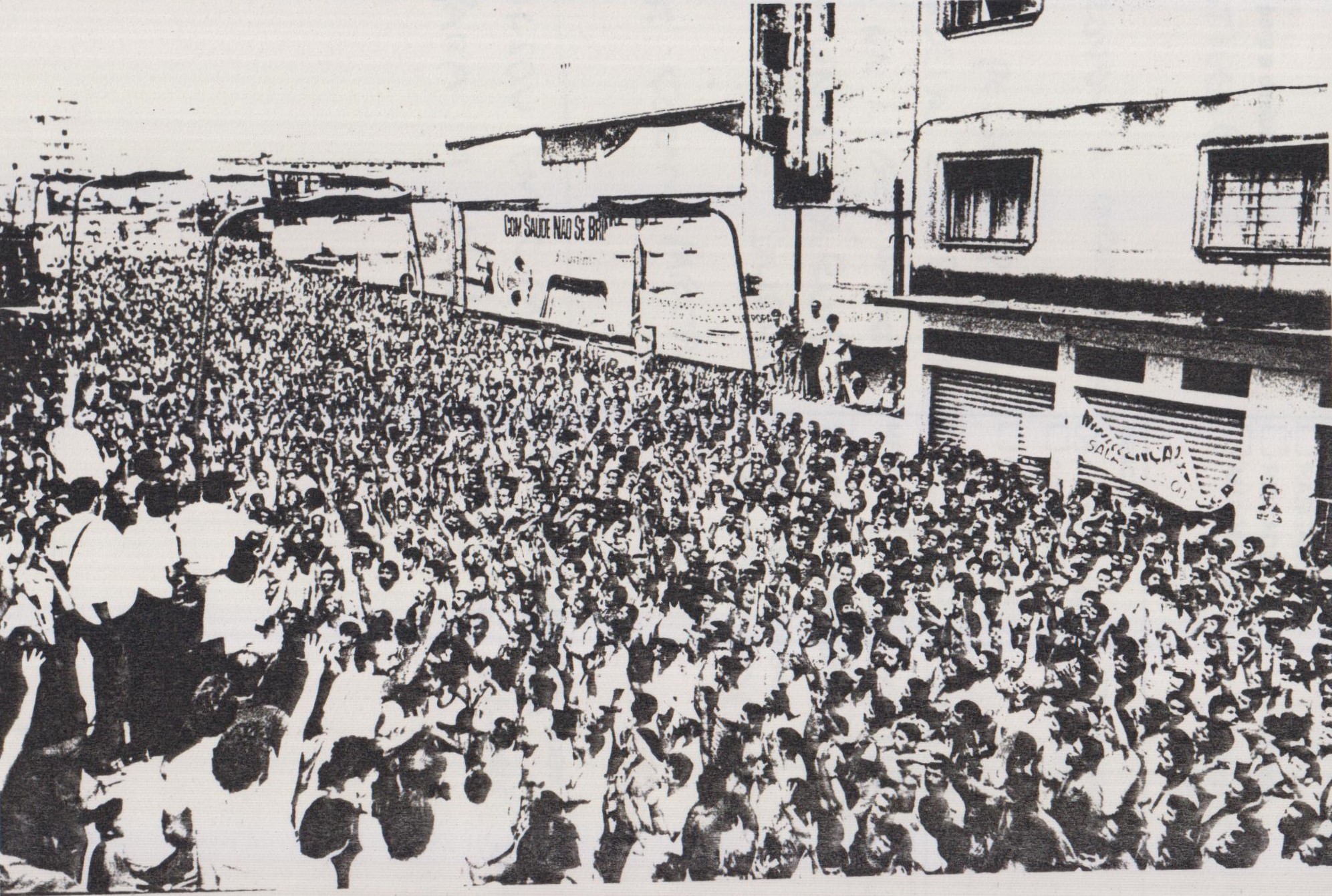 Na foto: Assembleia que aprovou  greve de 1987. Mais ou menos, três mil pessoas participaram da assembleia em frente à sede do Stieesp na Liberdade. A greve abarcou funcionários da Cesp e Eletropaulo e durou em cinco dias. As reivindicações foram parcialmente atendidas. Magri discursou em cima de uma Kombi para a multidão.