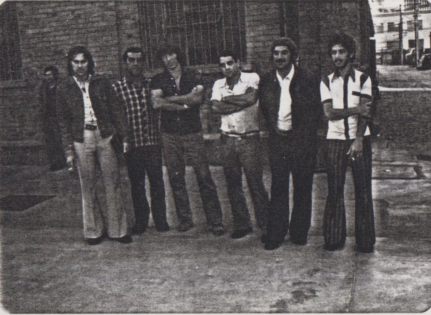 Na foto: Pedro, Zelão, Magri, Luizinho, Mineiro e Chochó. Todo ano era realizado um campeonato de futebol nas Oficinas do Cambuci entre os times daquela regional. Naquele ano, o time de Magri foi o vencedor da competição.