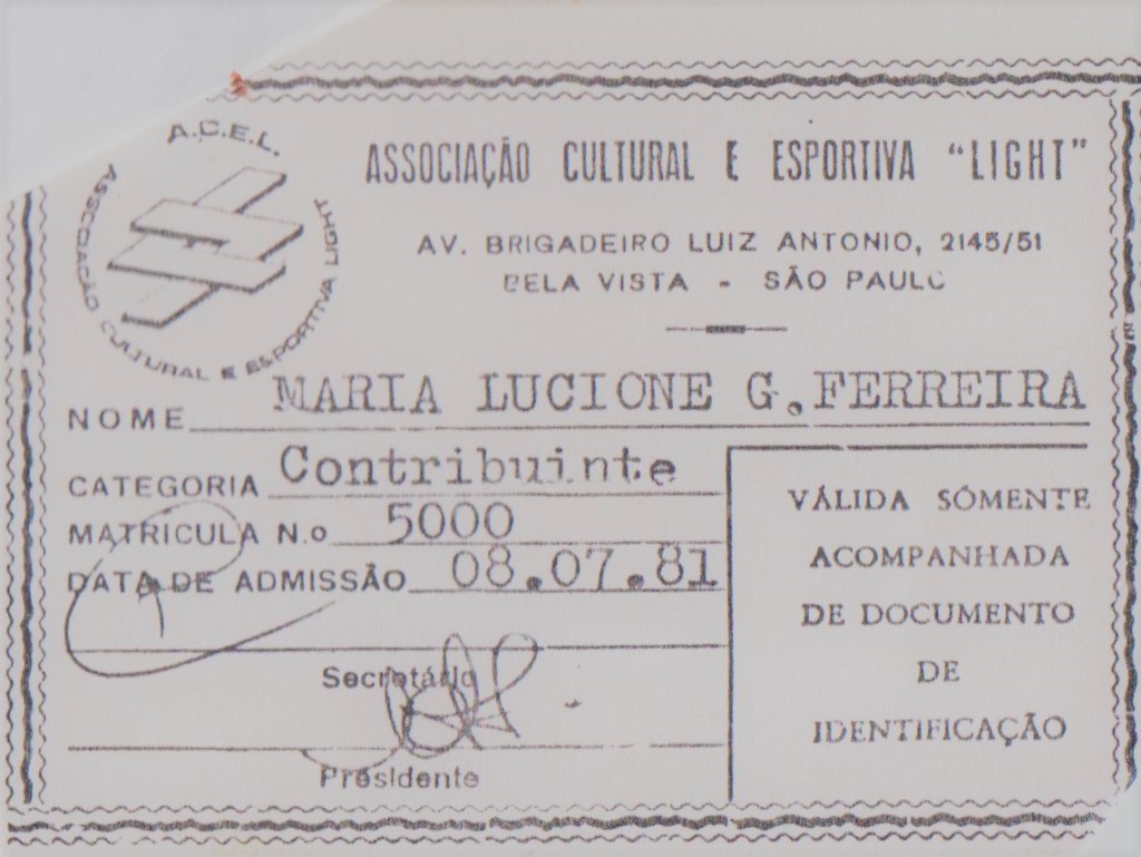 Maria Lucione ingressou na Acel em 1979, foi diretora de jogos de salão, diretora de obras e diretora de patrimônio. Lucione fez parte da seleção de vôlei da ADC em 1979-1980 nos jogos externos. É a sócia n 5000. Assinatura de Alberto Takeo Shimabukuro.