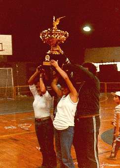 Entrega do título de campeões da Primeira Olimpíada da ADC Eletropaulo em 1982 disputada no Ceret, Tatuapé. A Superintendência Regional Centro ganhou nessa Olimpíada, Maria Lucione jogou em todas as modalidades, exceto natação e futebol: arremesso de peso, volley, handball e basquete.