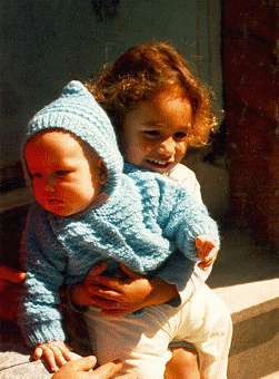 A foto foi tirada na rua, por Ildéu Araújo, sem motivos especiais, apenas pelo prazer de fotografar os filhos. Luciana tinha seis meses e Alex tinha dois anos e meio.