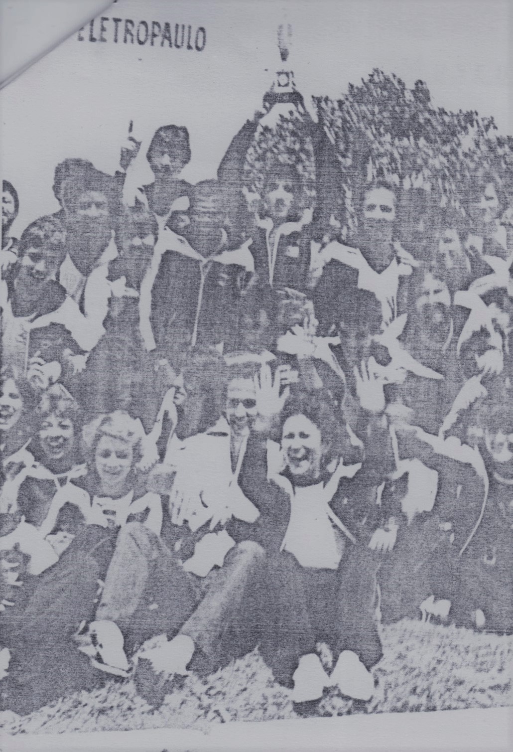 Primeira Olimpíada no Ceret, em 1982, no centro da foto, Maria Lucione, os outros atletas participantes e o carioquinha da seleção brasileira. Comemoração do título de campeões da Primeira Olimpíada da ADC.