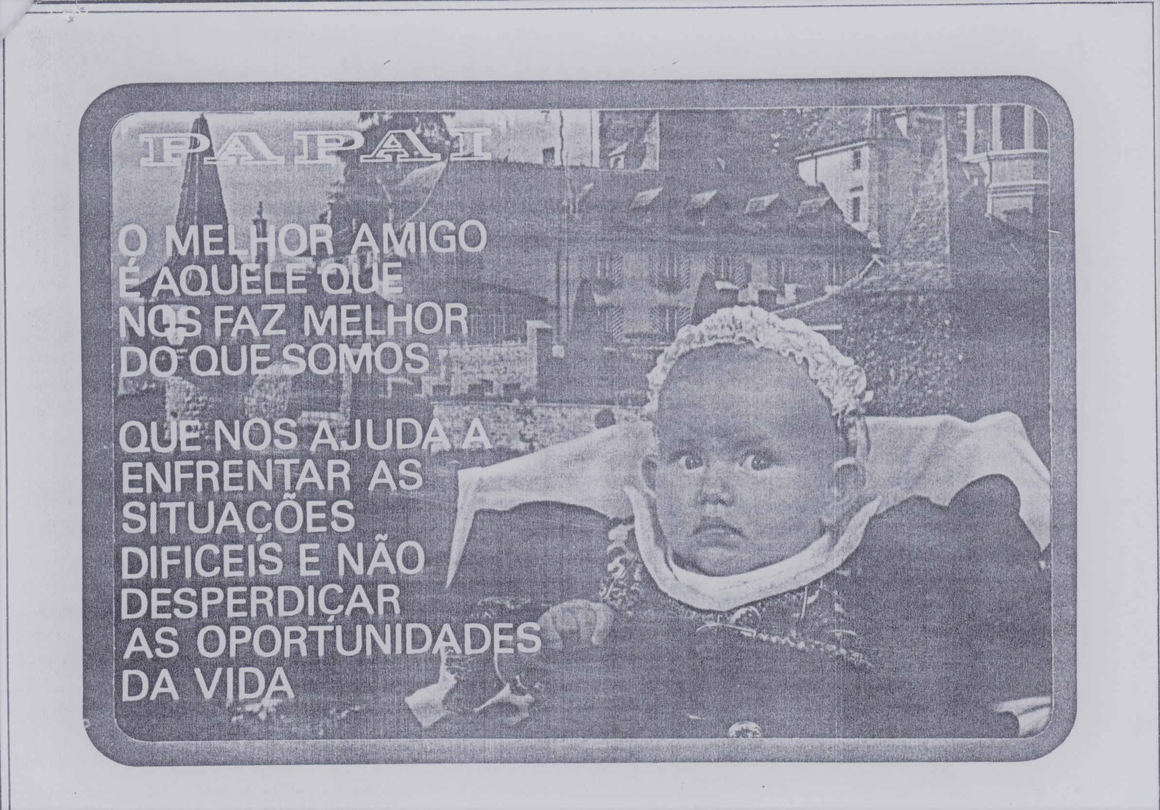 Fotografia com portifólio tirada na escola, com lendas alusivas ao Dia dos Pais. As roupas de Luciana, filha da entrevistada, foram provistas pelo estúdio fotográfico Diretriz Produções Fotográficas. Luciana tinha um ano e seis meses.
