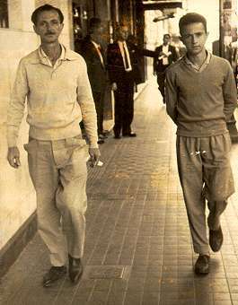 Antônio Leônidas da Costa e Paulo Antônio da Costa. Paulo e seu pai costumavam viajar para fazer compras em Juiz de Fora nos finais de semana já que Mar da Espanha era muito pequena. Estão andando na Av. Getúlio Vargas.
