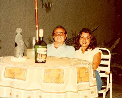 Paulo Antônio da Costa e Maria Aparecida Campos da Costa. Paulo na casa da tia da esposa, em Taubaté, numa reunião familiar. Mesmo antes do casamento com Maria, já era amigo da família.