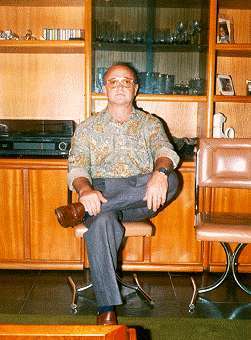 Paulo Antônio da Costa em sua casa, em Mogi das Cruzes, em 16/05/1992, antes de começar a festa de seu aniversário. Fotografia retirada pela esposa.