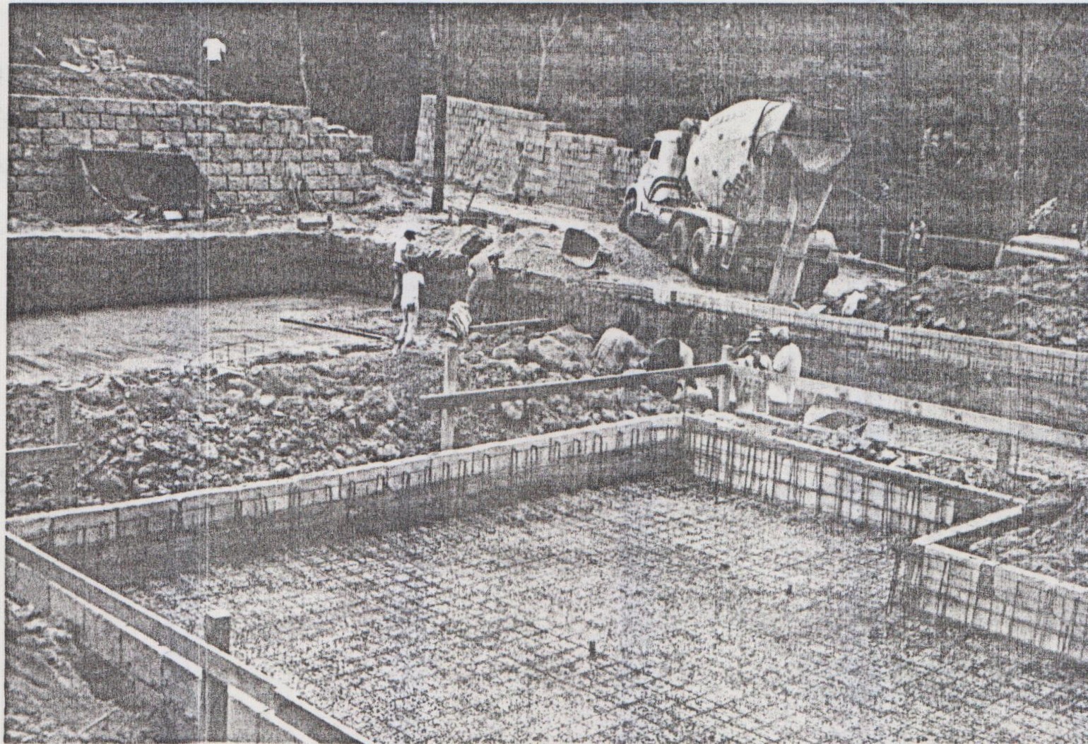 Operários trabalhando na obra de Construção da Piscina na Regional de Mogi das Cruzes. Duração: seis meses.Fotografia: Paulo Antônio da Costa