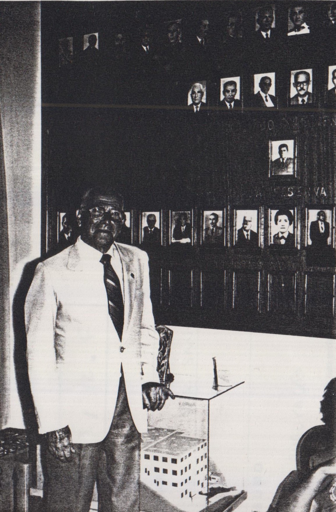Clube dos Oficiais da Reversa da Polícia Militar de São Paulo - inauguração no auditório salão nobre - Tenente João dos Santos - Severino tirou a foto junto ao quadro dos fundadores e diretores, acima da foto do pai