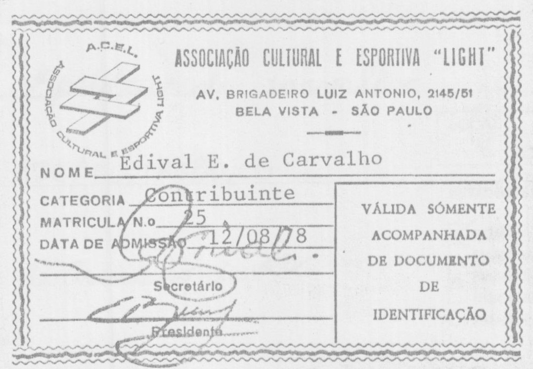 Carteira de Associado da ADC traz: nome, categoria, número de matrícula, data de admissão, assinatura do secretário e presidente da ADC. Assinatura do Edmundo Benedith (presidente).
