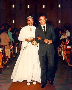 Na foto: Mizo e Mara. O casamento foi na Igreja do Pari, às 17h30. Como de costume, a noiva não chegou na hora. O casamento foi depois de oito anos de noivado e Takeo foi um dos padrinhos, além dos familiares.