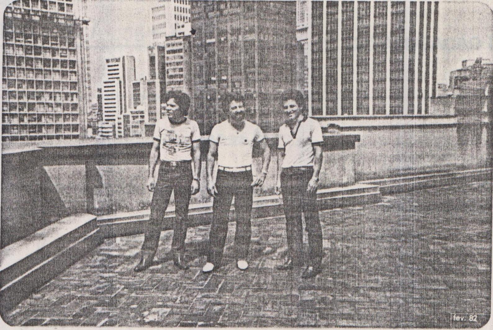 Na foto: da esq. a dir., Oswaldo, Luizinho e Mizo. Registro dos amigos reunidos, segundo Edival, A Seção de Cópias foi uma das melhores épocas, todo esse trabalo atual da ADC na área de esportes germinou na Seção de Cópias, graças ao time de futebol de salão deles, muito forte, com uma década de títulos.