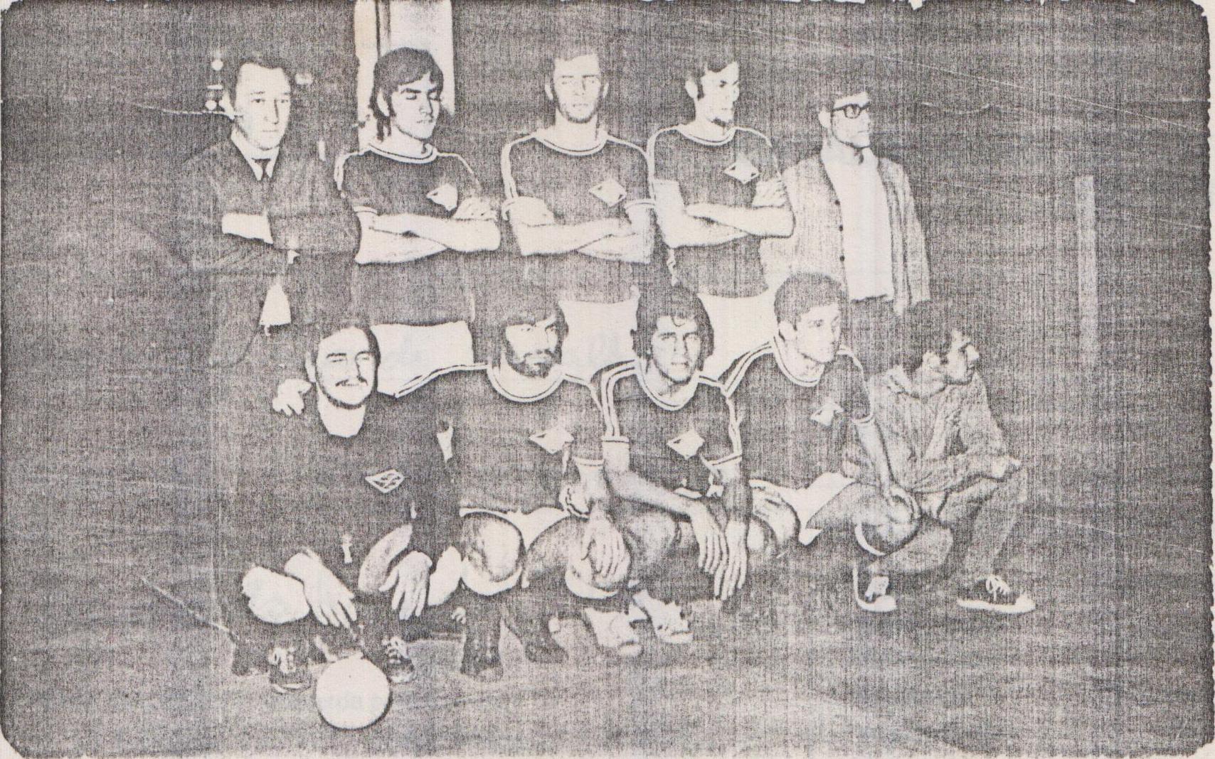 Na foto: Batata, Sérgio Elias, Wagner Lestinge, Ragazone, Mizo (penúltimo na segunda fileira). A foto registra a participação do time de FOP num torneio interno de Alameda Glete, perto da Av. São João. Era um campeonato anual e o time de futebol de salão era da Folha de Pagamentos e da Seção de Cópias da Eletropaulo.