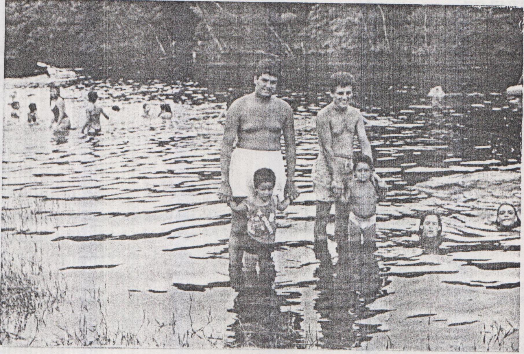 Na foto: Arison de Carvalho, Alex e Igor, Bethânia e vizinha. A família foi passear de férias na casa de praia deles em Itanhaém. Mizo levou uma sobrinha e a vizinha junto.