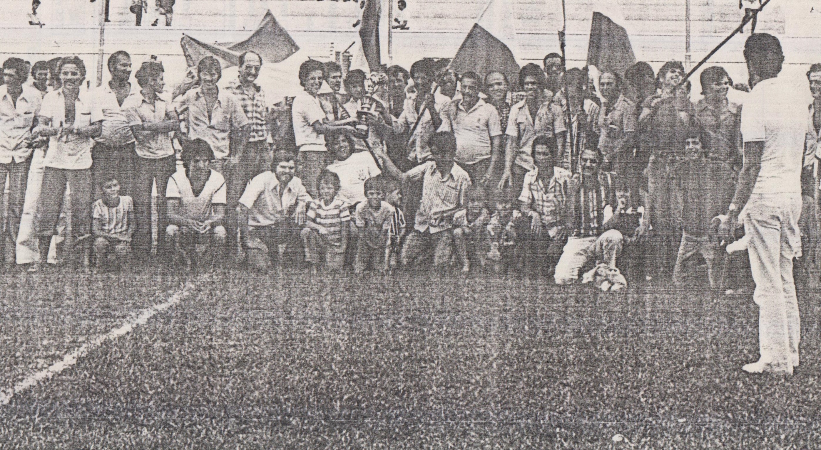 Na foto: Edival e outros durante o primeiro campeonato de futebol de campo do GRA, no Ceret, no qual o ABC levou o troféu. Mizo era vice presidente de esportes do GRA.