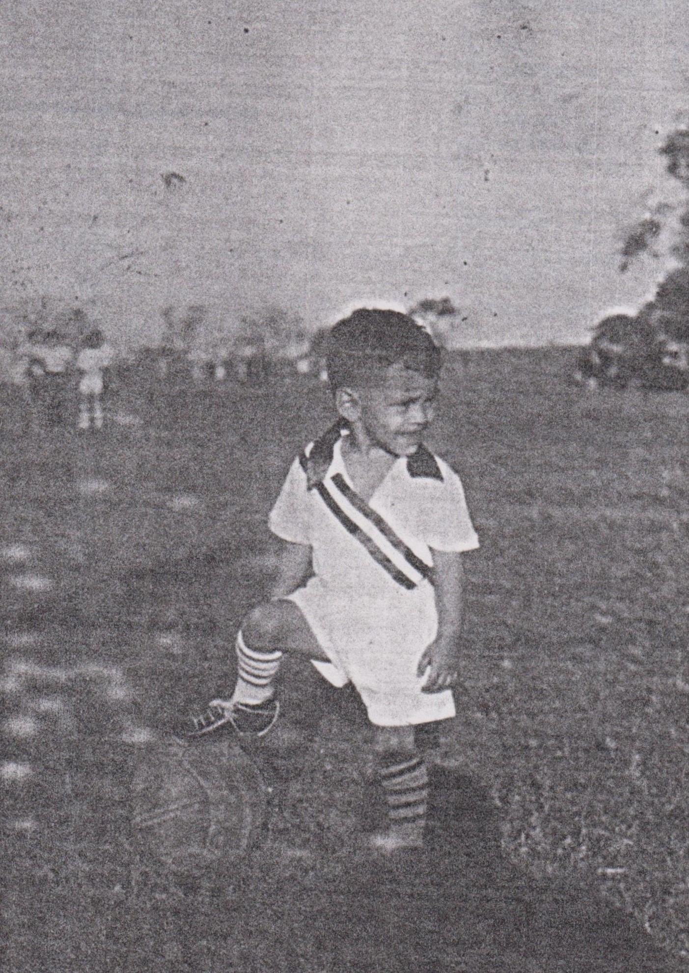 Na foto: José Geraldo durante a infância. Seu pai pintou a camiseta do uniforme de verde e comprou a chuteira quando morava em Santos e foi para a cidade de Lins, na Fazenda Santo Antônio onde seu pai trabalhava com café, o proprietário chamava-se Antoninho Rezende. O pai de Geraldo jogou no futebol amador do Santos.