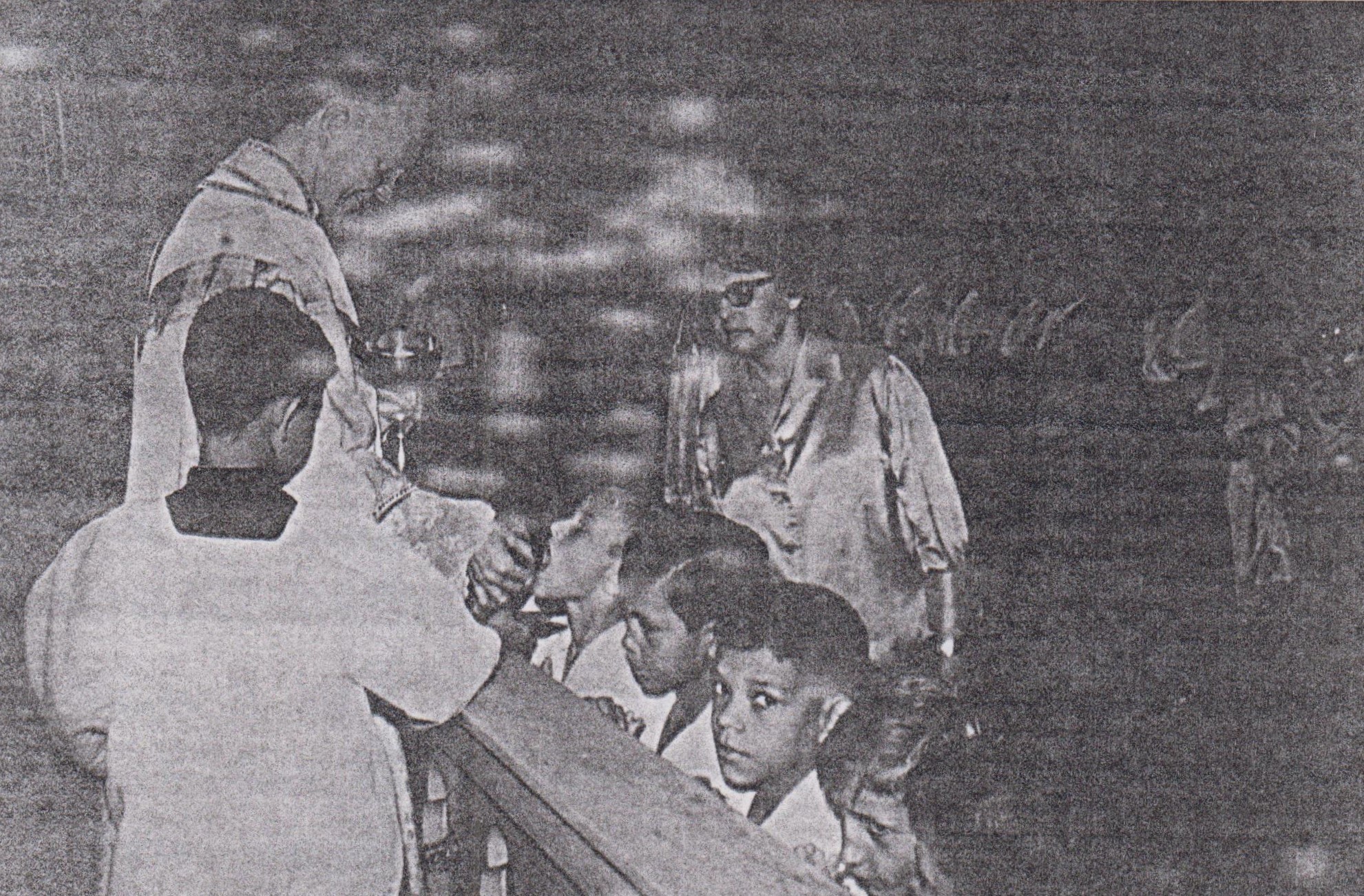 Na foto: Colegas de classe, padre Luiz Gonzaga Passeto, Geraldo olhando para a máquina. Geraldo fez sua Primeira Comunhão na cidade de Lins com nove anos de idade. Ele achava estranho as doutrinas da Igreja. Pelo olhar, percebe-se que ele já se interessava por fotografia.