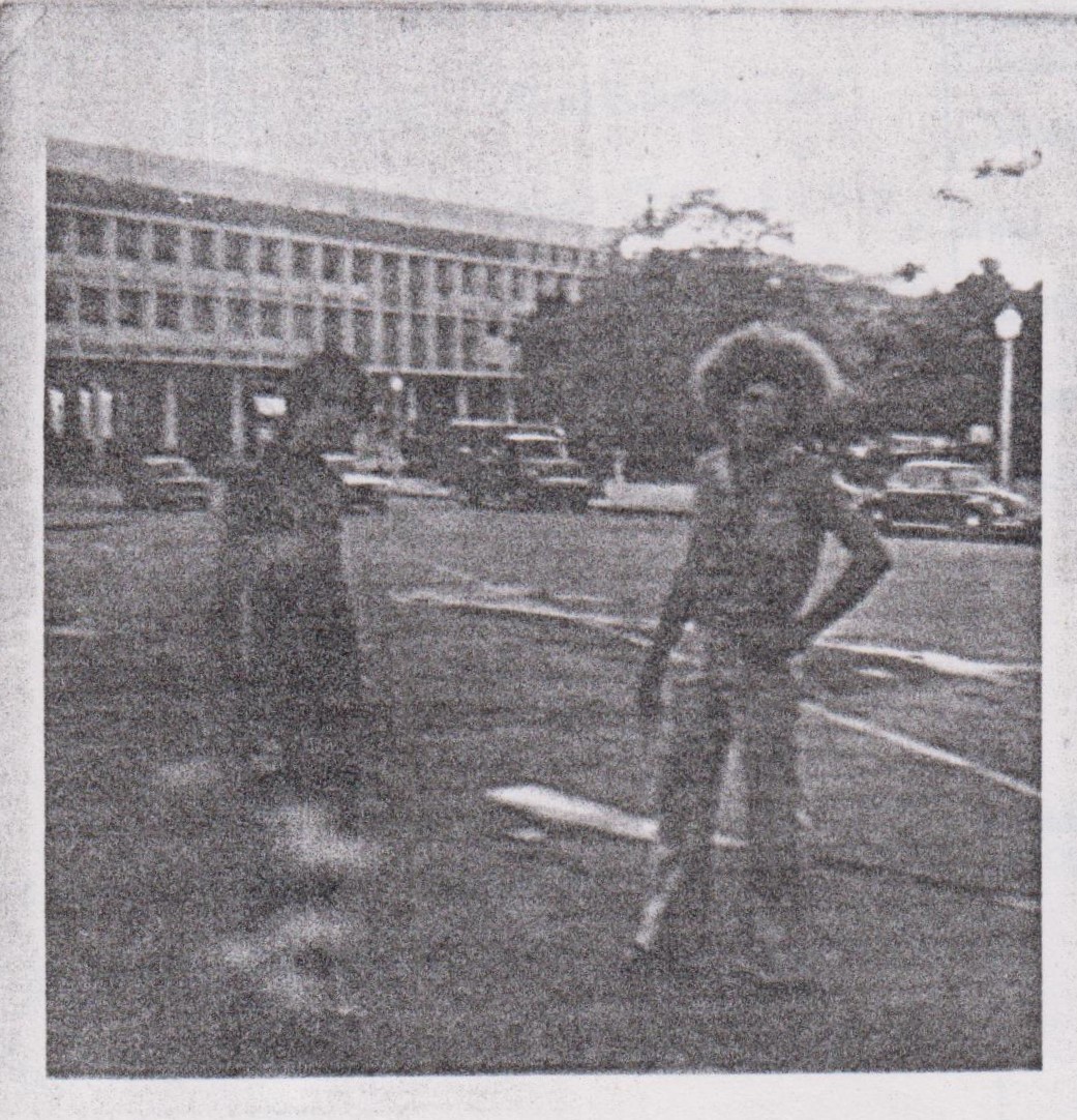 Na foto: Ivan (colega) e Geraldo no Aeroporto Santos Dumont no Rio de Janeiro. Iam para o interior, Andradina e foram parar no Rio de Janeiro, pegando carona na Dutra, sem destino e sem dinheiro. Faziam isso sempre, como aventureiros. Dias depois, acamparam no meio da praia de Copacabana na barraca do exército, tinham que enterrá-la para a polícia não ver. Um rapaz quis dormir lá, no dia seguinte pagou almoço para todos. Fez 23 km entre São Paulo e Rio de Janeiro.