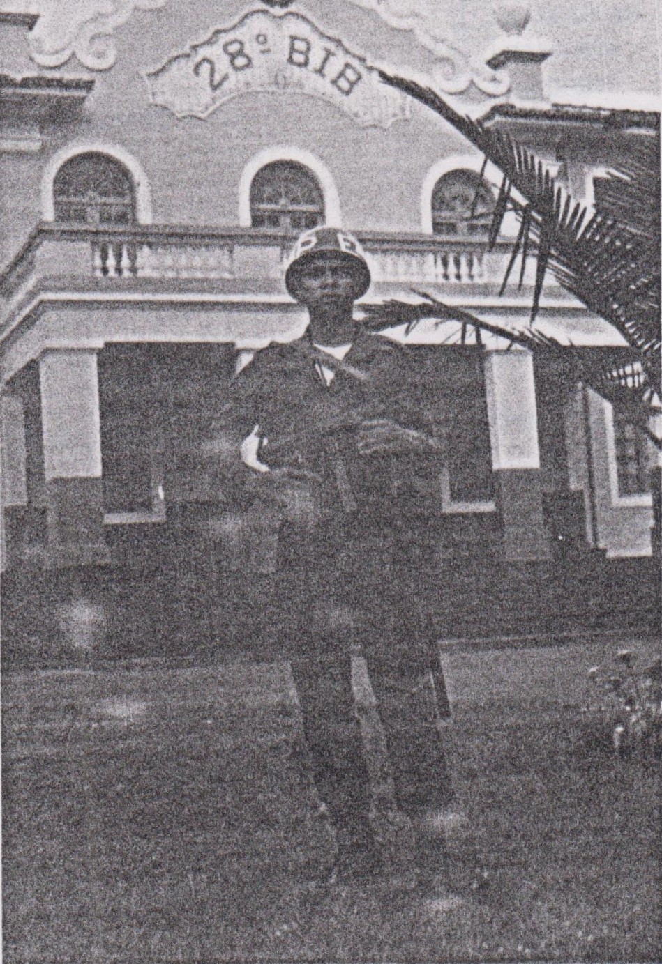 Foto tirada quando Geraldo estava no exército, serviu no 28º Batalhão de Infantaria Blindada, em Campinas. Faltavam seis meses para chegar em São Paulo. A época em que ele serviu foi pleno militarismo.