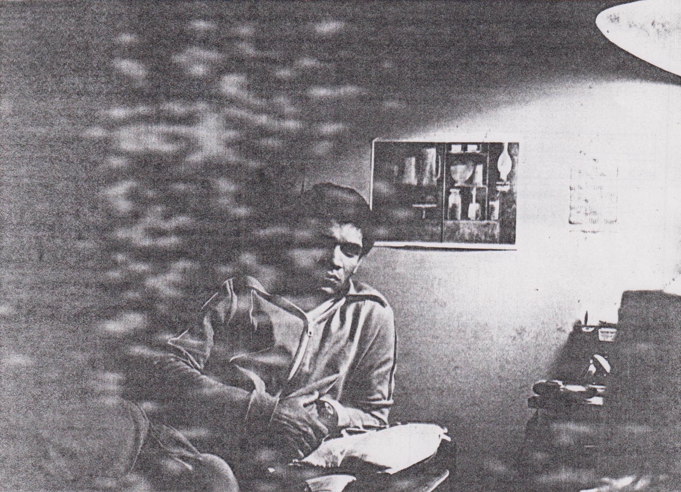 Geraldo na república no bairro da Bela Vista onde morava com o colega que trabalhava na Light. Cursava o terceiro ano de Educação Física em Mogi das Cruzes. Quem tirou a foto foi seu colega, Luis Natal Laurente, engenheiro da Light.