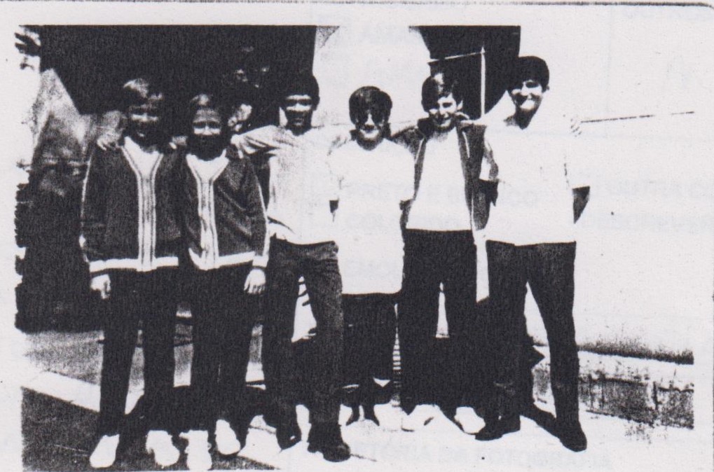 Na foto: Geraldo (o terceiro) e os colegas. Foto do time de vôlei do colégio estadual Fernando Costa de Lins, tirada um dia após a derrota do time para uma outra equipe nos jogos colegiais do Estado São de Paulo. A outra equipe se tornou a campeã do Estado em Penápolis. A foto tirada no último dia de aula naquele ano. Geraldo estava na quarta série do ginásio e na foto, estava ao lado do amigo Hélio Ramos de Oliveira (o quarto) com o qual ele dividia a posição de levantador da equipe. Hélio mora atualmente nos EUA, onde é professor de Educação Física e Geraldo não o vê há mais ou menos 25 anos.