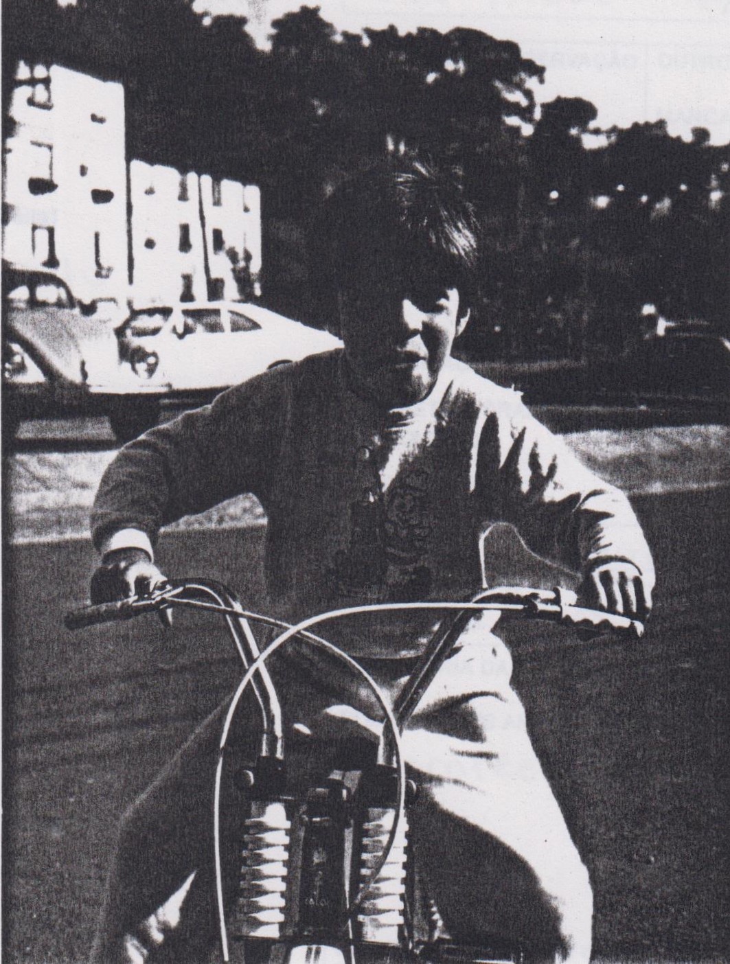 Foto do filho de Geraldo, Leonardo Sório Carvalho, em sua bicicleta em frente ao conjunto residencial onde a família mora Santo Amaro. Na ocasião, Leonardo tinha sete anos de idade. A foto foi feita para registrar o aprendizado de Leonardo com a bicicleta. No dia anterior a foto, Leonardo conseguiu andar de bicicleta pela primeira vez sem as rodinhas auxiliares.