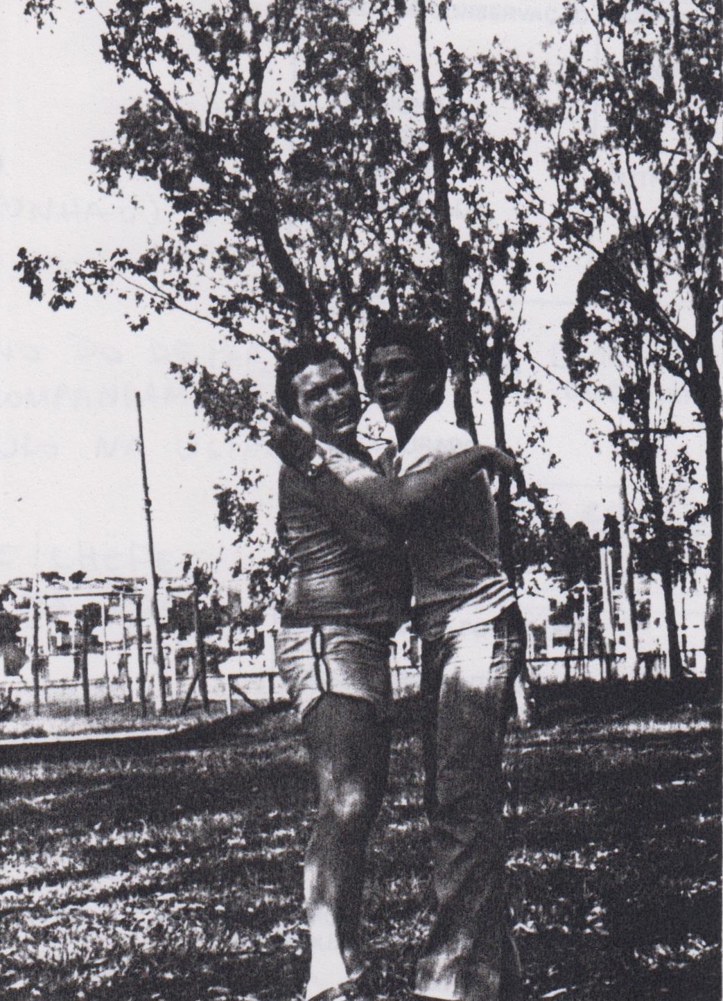 Na foto: Antônio José da Silva (Tonhão) e Geraldo. Foto da festa de fim de ano do Departamento de Orçamento e Acompanhamento Físico (Doaf) da Eletropaulo na Usina Piratininga. Geraldo com seu amigo e chefe, Tonhão, também de Lins (SP). Atualmente (1994), Tonhão é o coordenador de Planejamento e Recursos. O Doaf, onde Geraldo trabalhava sempre patrocinava essas festas de fim de ano para a confraternização dos funcionários.