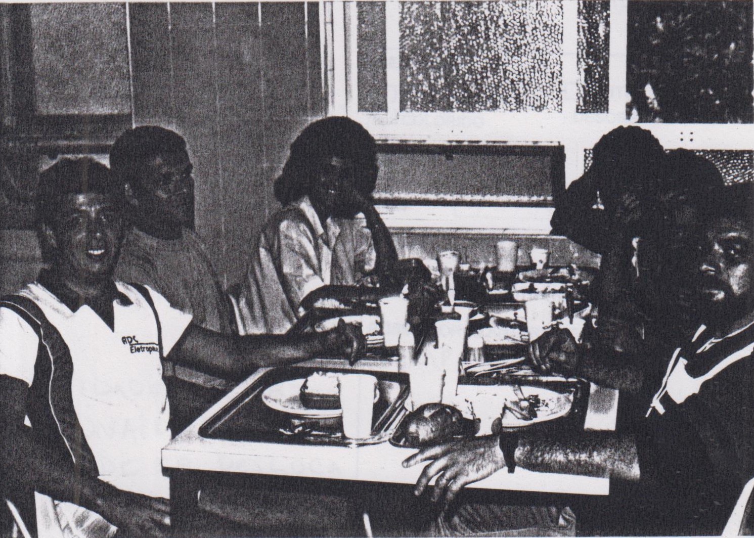 Na foto: Altair, Geraldo, Márcia, Luis José, Antônio e Cristiano. Foto da equipe da ADC Eletropaulo almoçando no restaurante da Usina Henry Borden, em Cubatão, no intervalo das atividades do dia das crianças. À tarde, foi feita uma gincana com as crianças. A ADC promovia atividades de lazer em determinadas regionais. Normalmente a equipe da ADC se desloca para o local determinado levando consigo os apetrechos necessários. Essas atividades normalmente são desenvolvidas o dia inteiro. Geraldo tem um tio que trabalhou e morou durante muito tempo na Usina Henry Borden.