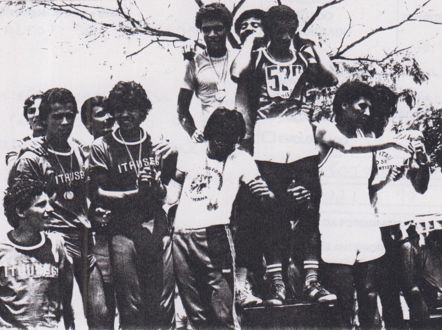 Na foto: Geraldo (no alto) com colegas. Equipe de revezamento da DIPRD (Diretoria de Processamento de Dados) do Itaú, na Olimpíada do Itaúclube no CEPEUSP, Cidade Universitária. Geraldo participou das seguintes modalidades: salto em altura, revezamento e salto triplo.