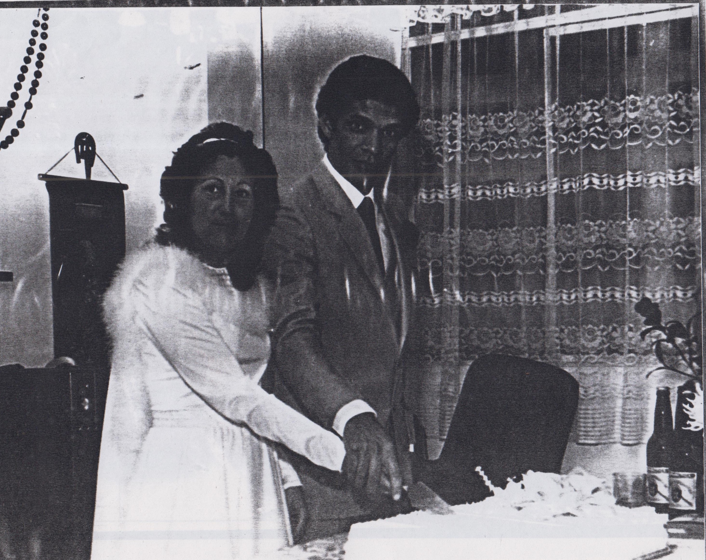 Foto de Geraldo e esposa na casa dos pais dela no dia do casamento. O casamento ocorreu na Igreja Nossa Senhora de Fátima e Santo Amaro no Guarujá. Logo após a cerimônia os convidados foram recepcionados na casa do pai da noiva. Geraldo e Ana Maria tinham 29 anos. O padre celebrou o casamento, Padre Magalhães é o primo da mãe da noiva e quem efetua todos os casamentos da família. Os noivos foram passar a lua de mel no Rio de Janeiro, viajando para lá de trem-leito.