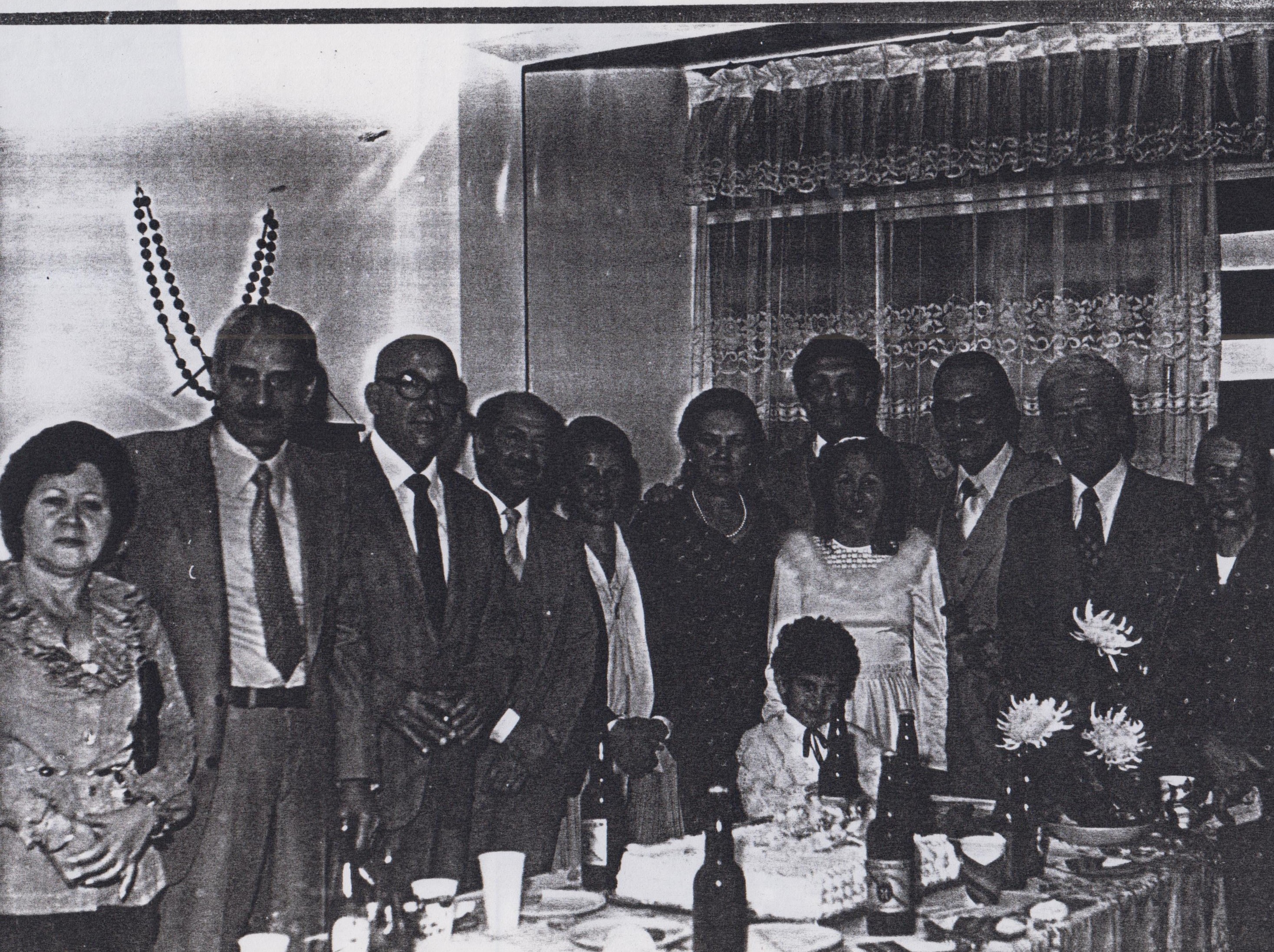 Foto de Geraldo e esposa na casa dos pais dela no dia do casamento. O casamento ocorreu na Igreja Nossa Senhora de Fátima e Santo Amaro no Guarujá. Logo após a cerimônia os convidados foram recepcionados na casa do pai da noiva. Geraldo e Ana Maria tinham 29 anos. O padre celebrou o casamento, Padre Magalhães é o primo da mãe da noiva e quem efetua todos os casamentos da família. Os noivos foram passar a lua de mel no Rio de Janeiro, viajando para lá de trem-leito.