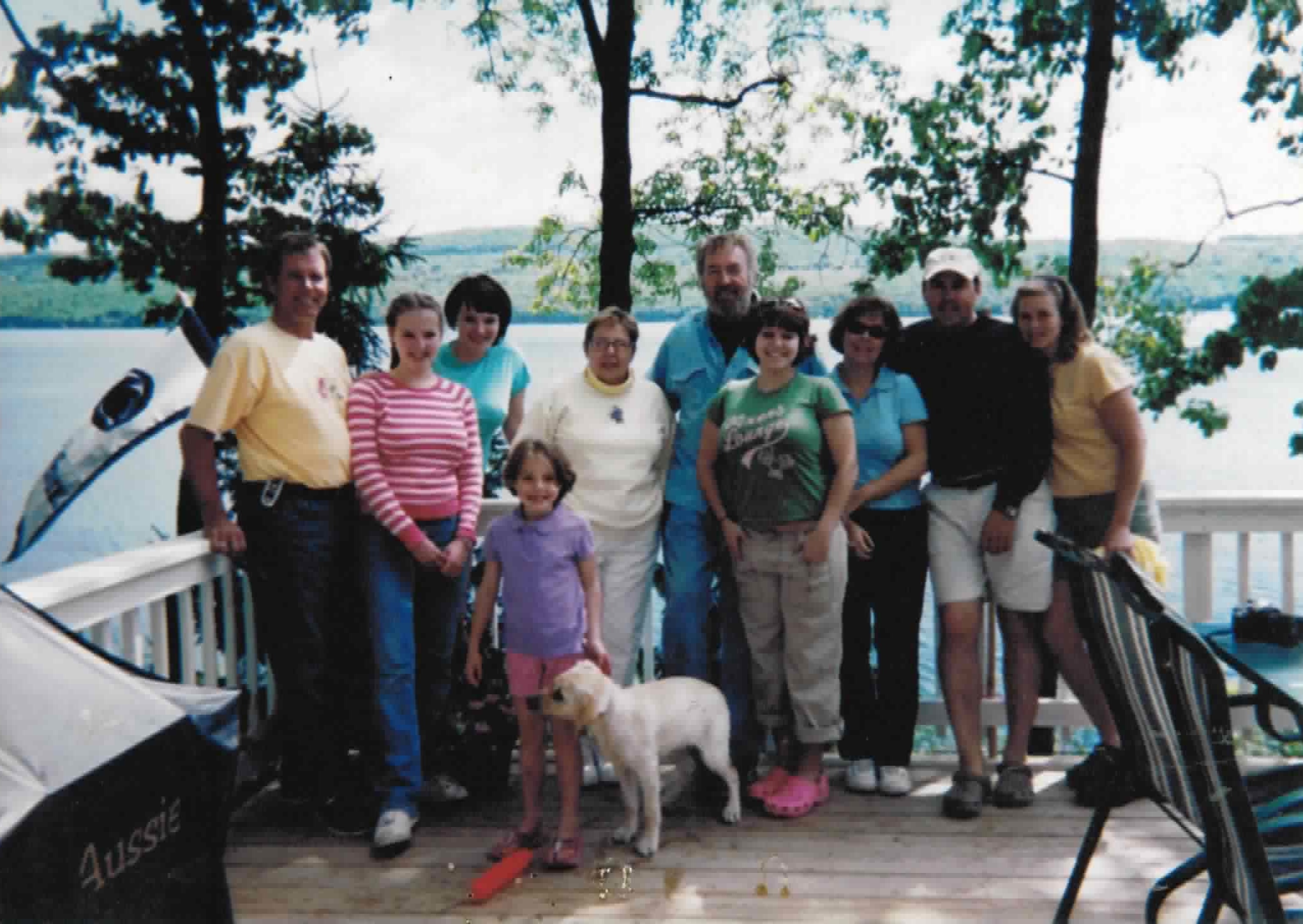 Família hospedeira americana. Primeira foto que Bruna recebeu antes de viajar. Esquerda para direita: Herbert Clauhs (pai), Molly Clauhs (irmã), Katherina Clauhs (irmã), Edwina Mc'Clennen (avó), Heanna Mc'Clennen (prima), Peter Mc'Clennen (avô), Alysia Clauhs (irmã), Peggy Clauhs (mãe), Jack Mc'Clennen (tio) e Julie
